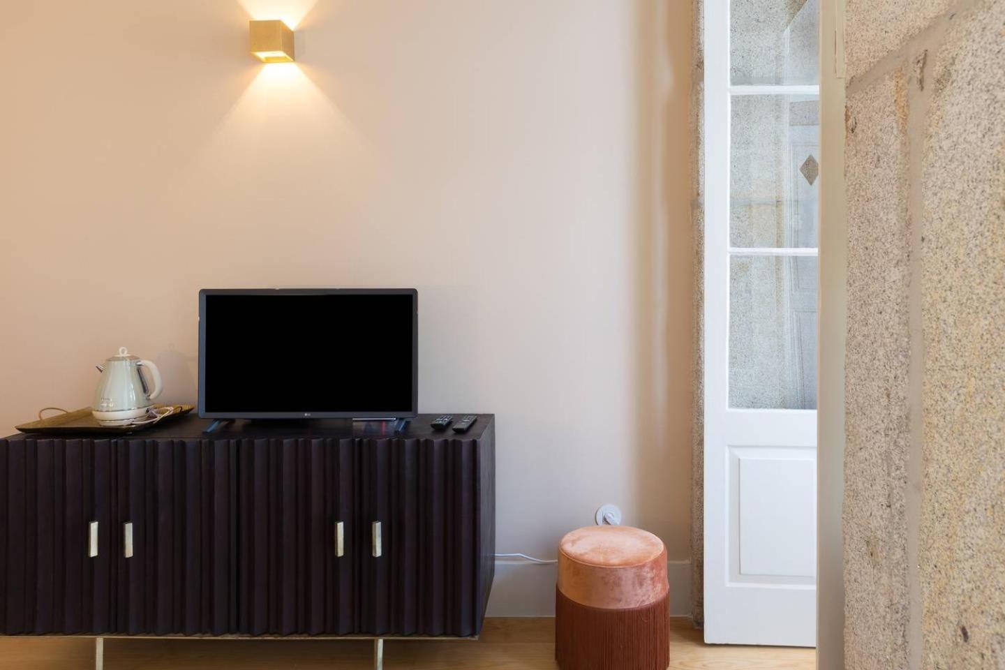 Apartment Get A Golden And Flower Flat