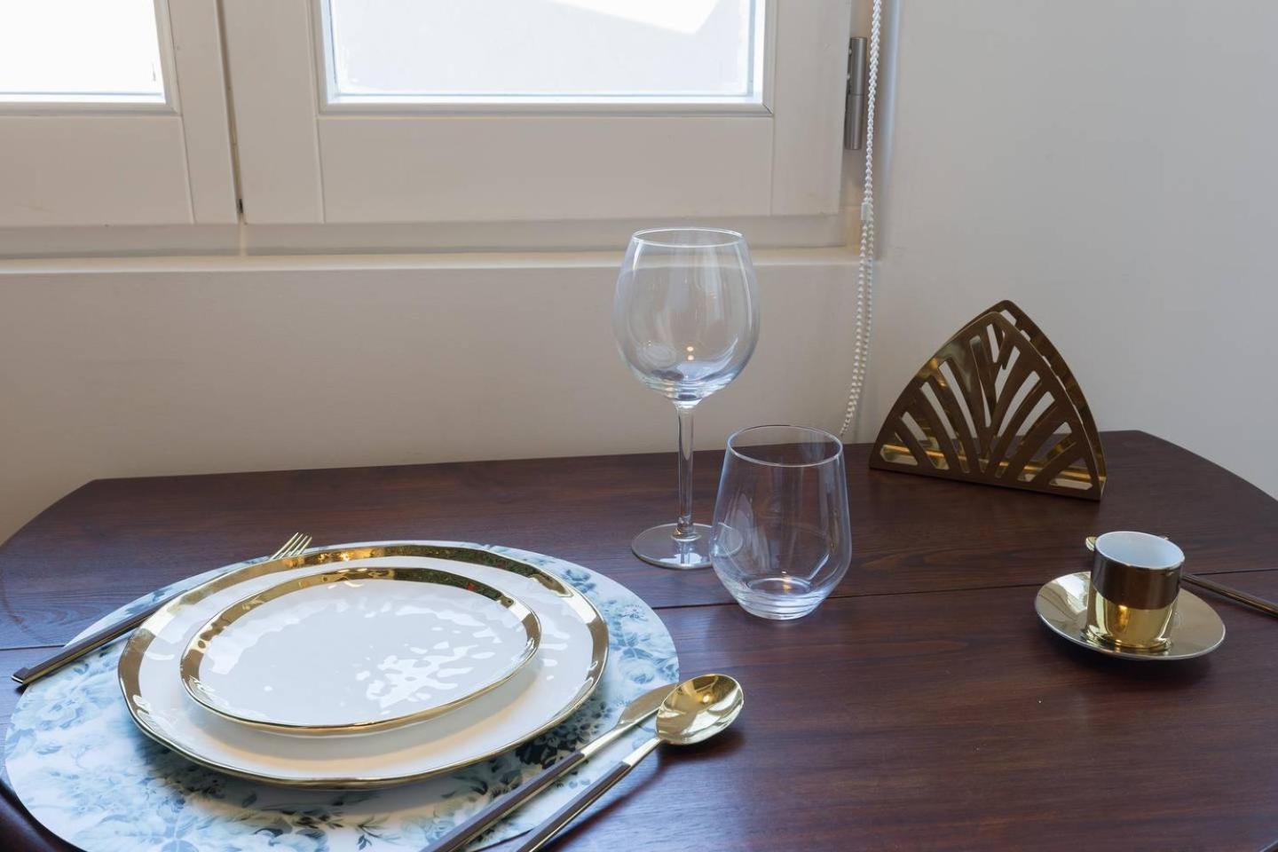 Apartment Get A Golden And Flower Flat *