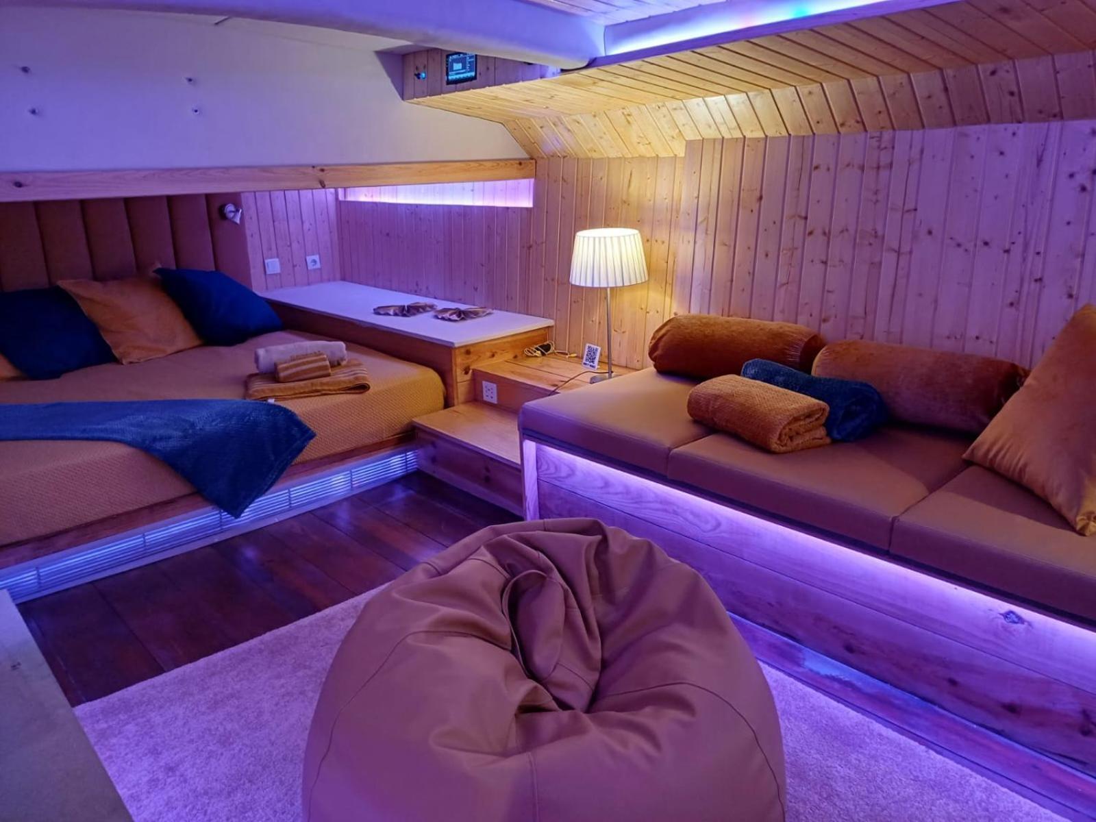 Sleepboat Luxlife Yatch