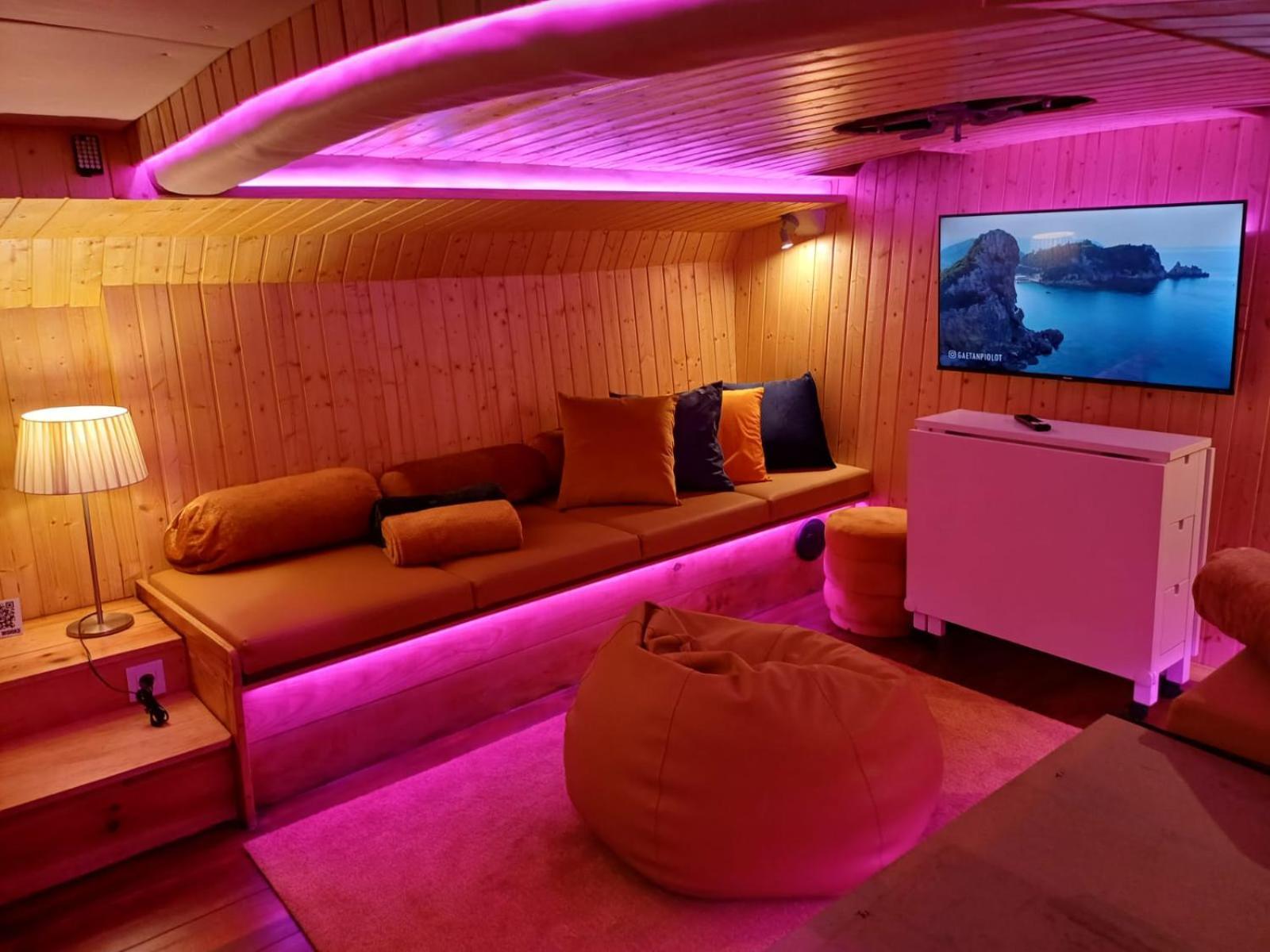Botel Sleepboat Luxlife Yatch *