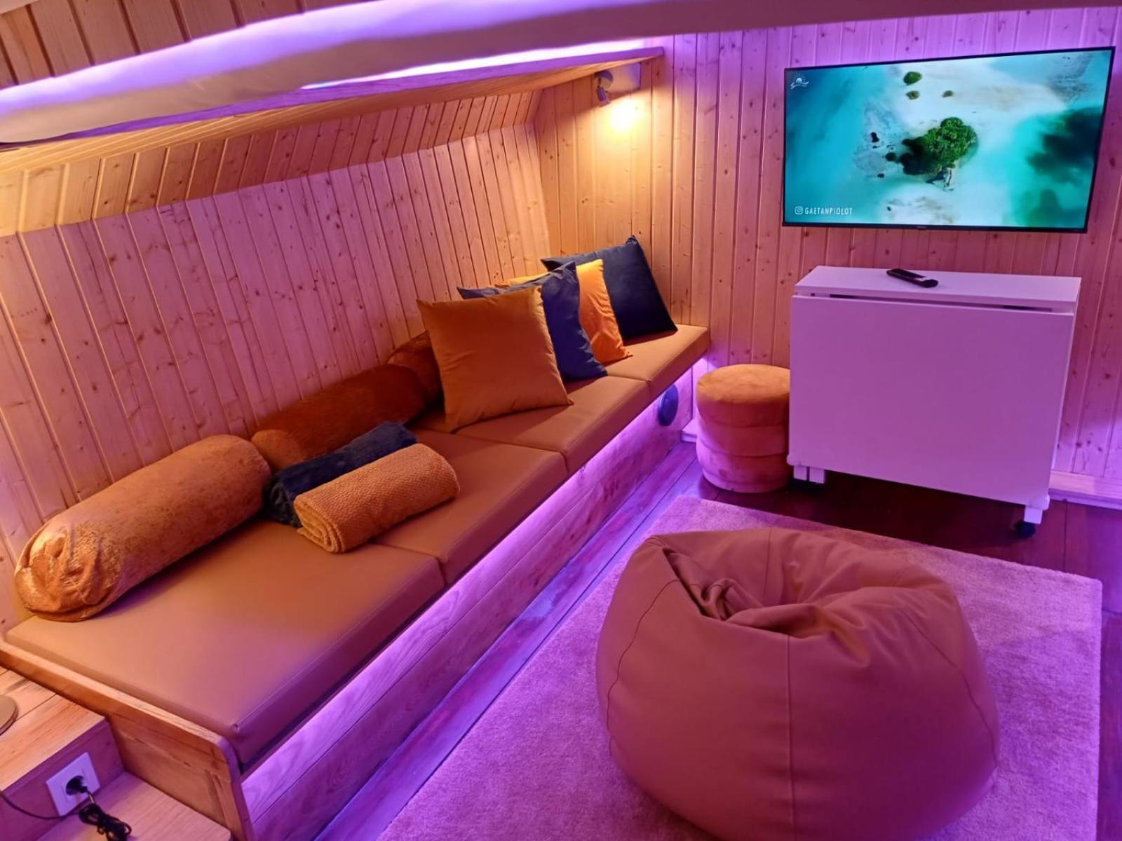Botel Sleepboat Luxlife Yatch