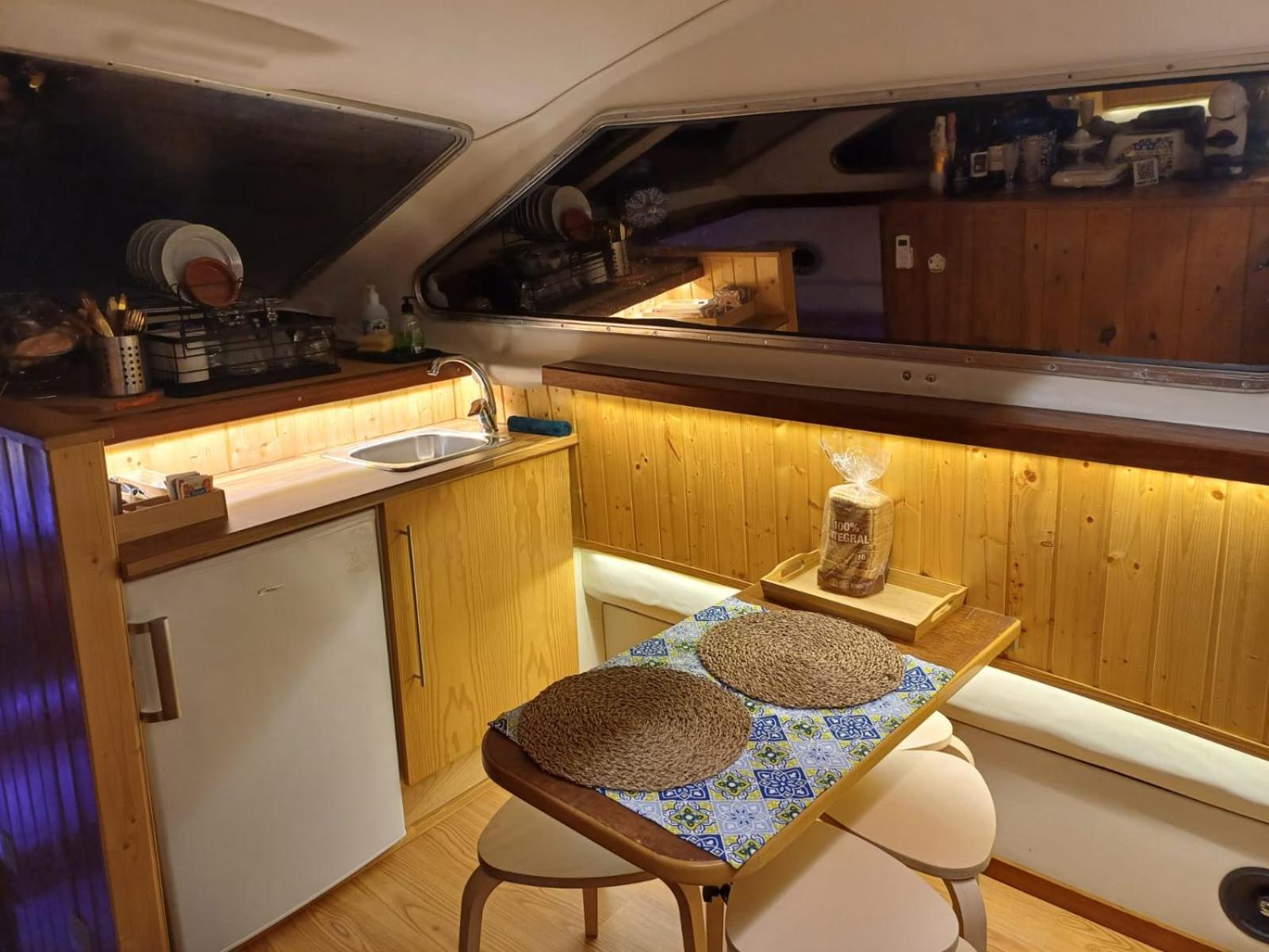 Botel Sleepboat Luxlife Yatch *