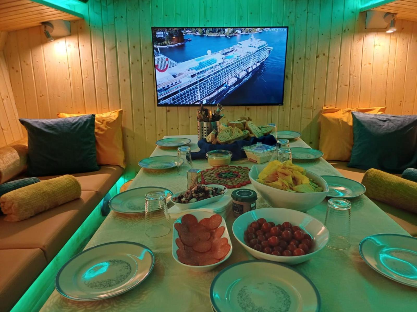 Botel Sleepboat Luxlife Yatch