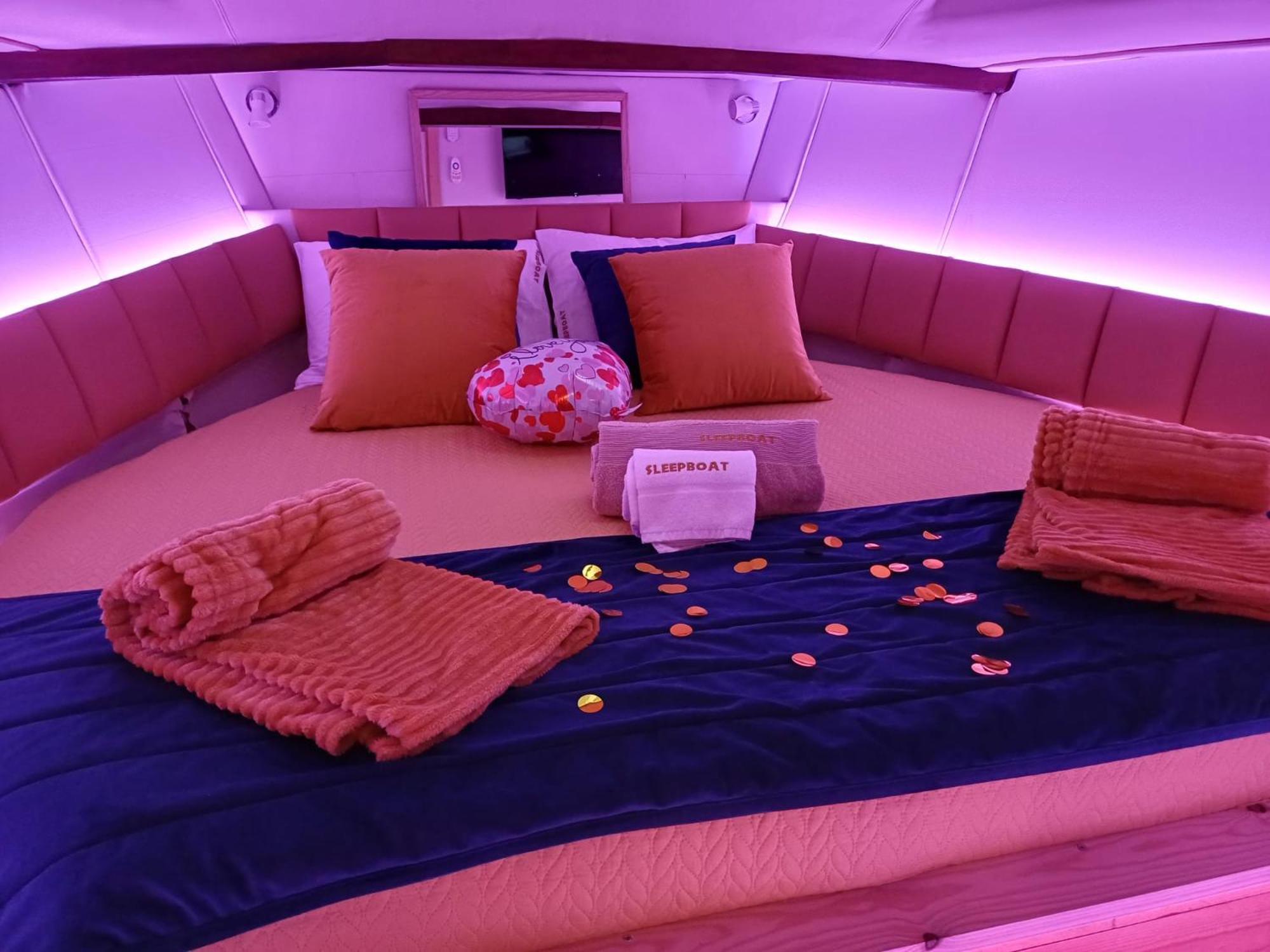 Botel Sleepboat Luxlife Yatch *