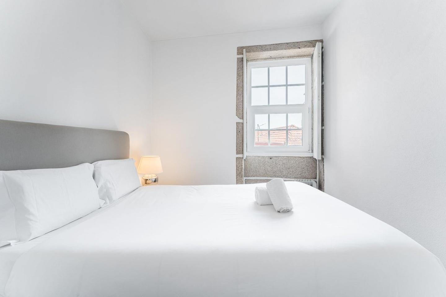 Guestready - Modern Duplex, Neo-classical Building