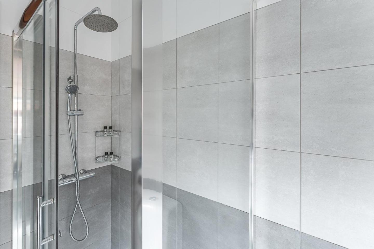 Gasthuis Guestready - Modern Duplex, Neo-classical Building