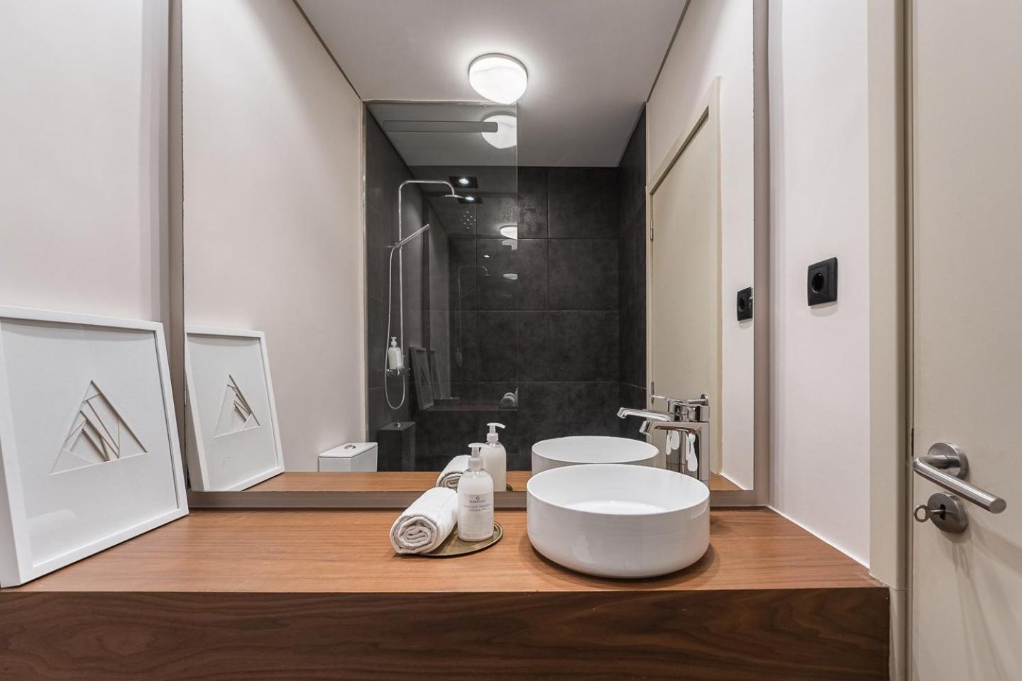 Guestready - Quental Wallpaper Near Marques Square Porto