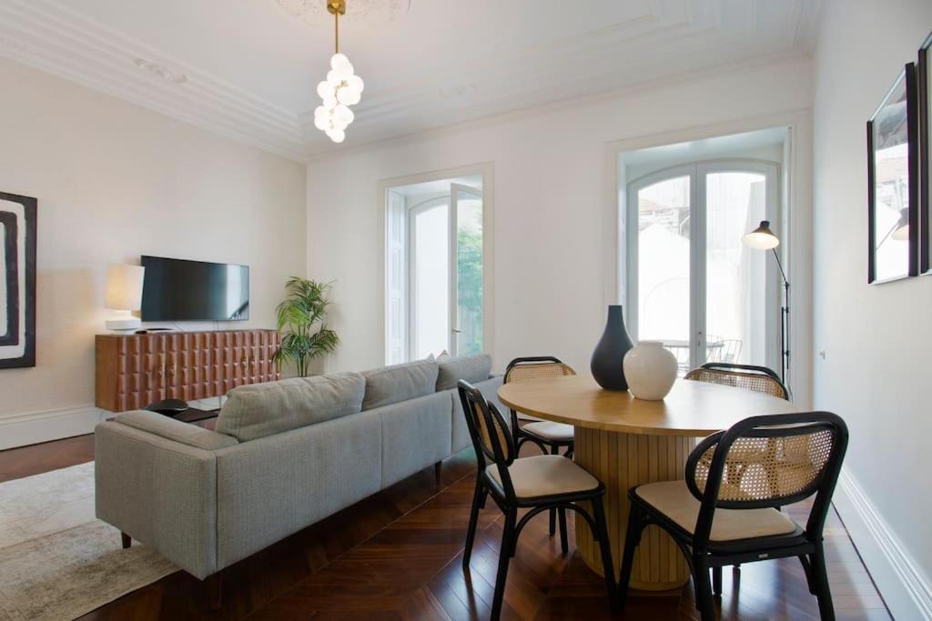 Boutique Rentals- The Clerigos W/ Patio Apartment