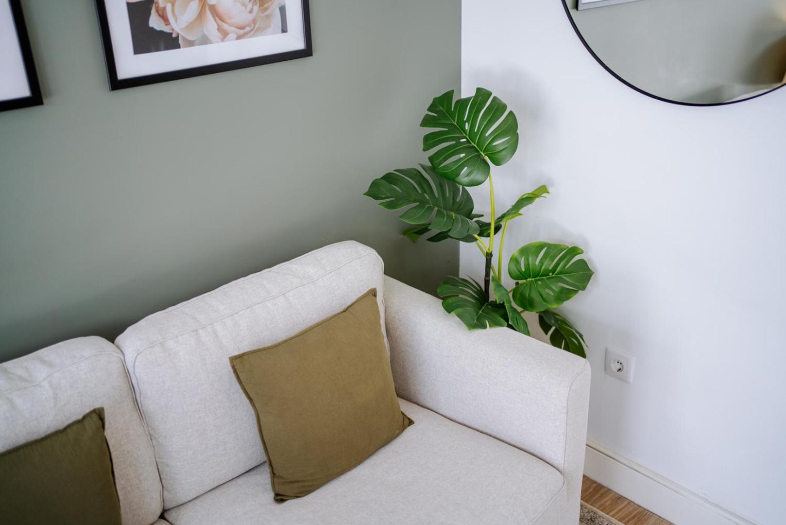 Downtown Terrace Flat With Ac And Patio - Feel Like A Local Apartment *