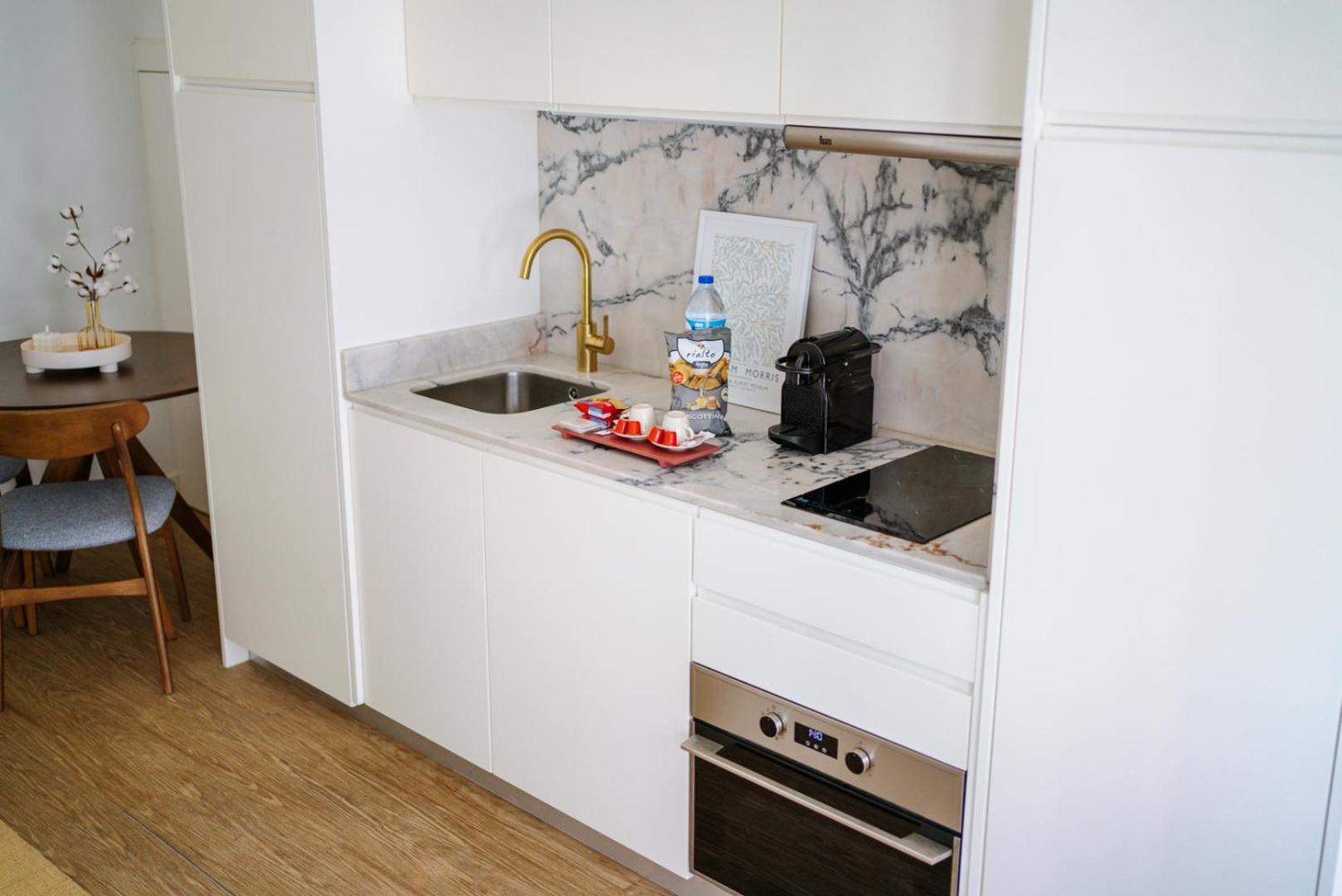 Downtown Terrace Flat With Ac And Patio - Feel Like A Local