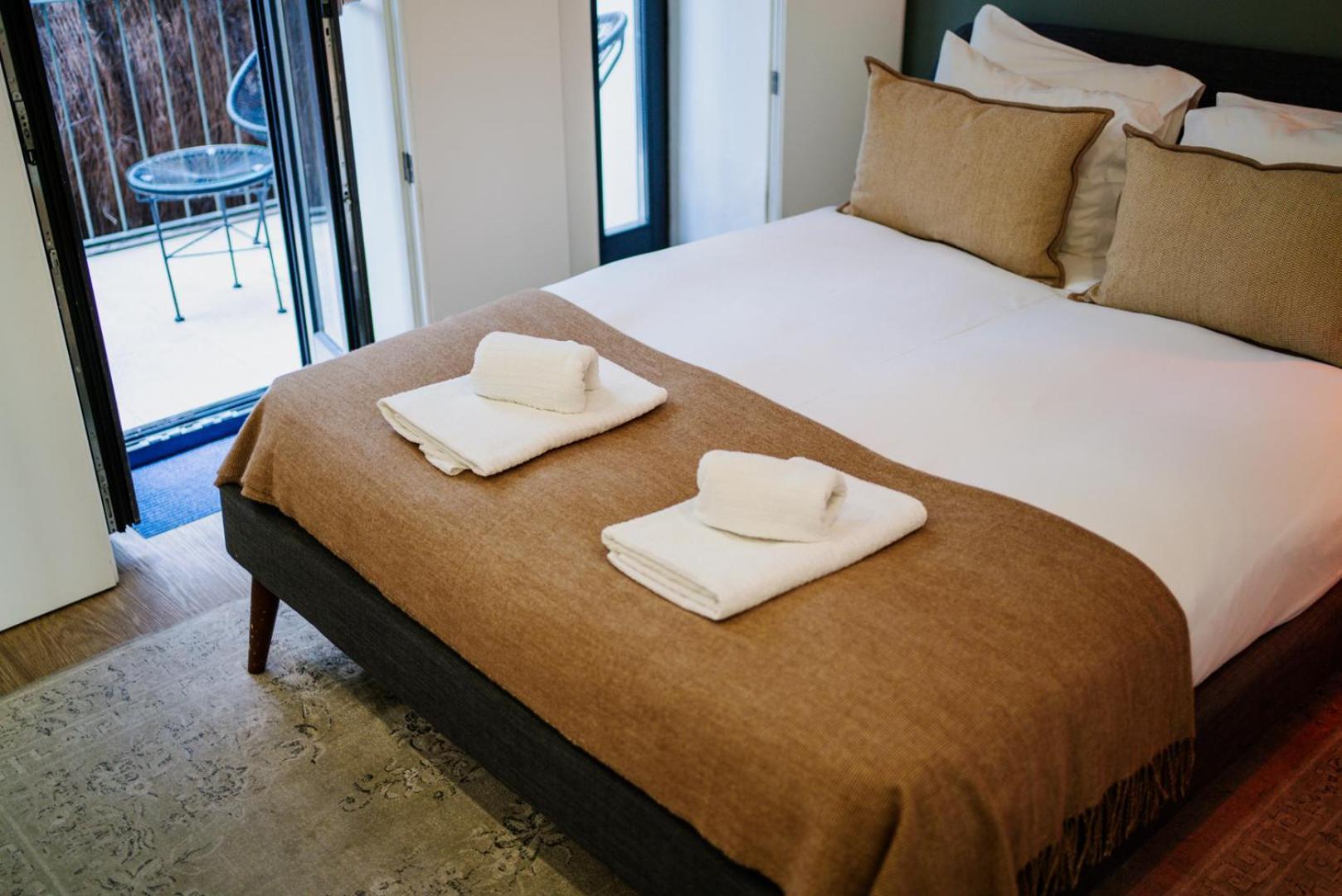 Apartment Downtown Terrace Flat With Ac And Patio - Feel Like A Local *