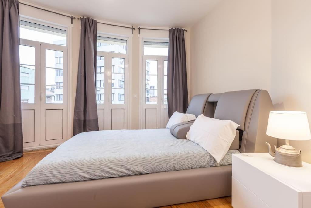 Large And Charming Apt Downtown 3bedrooms