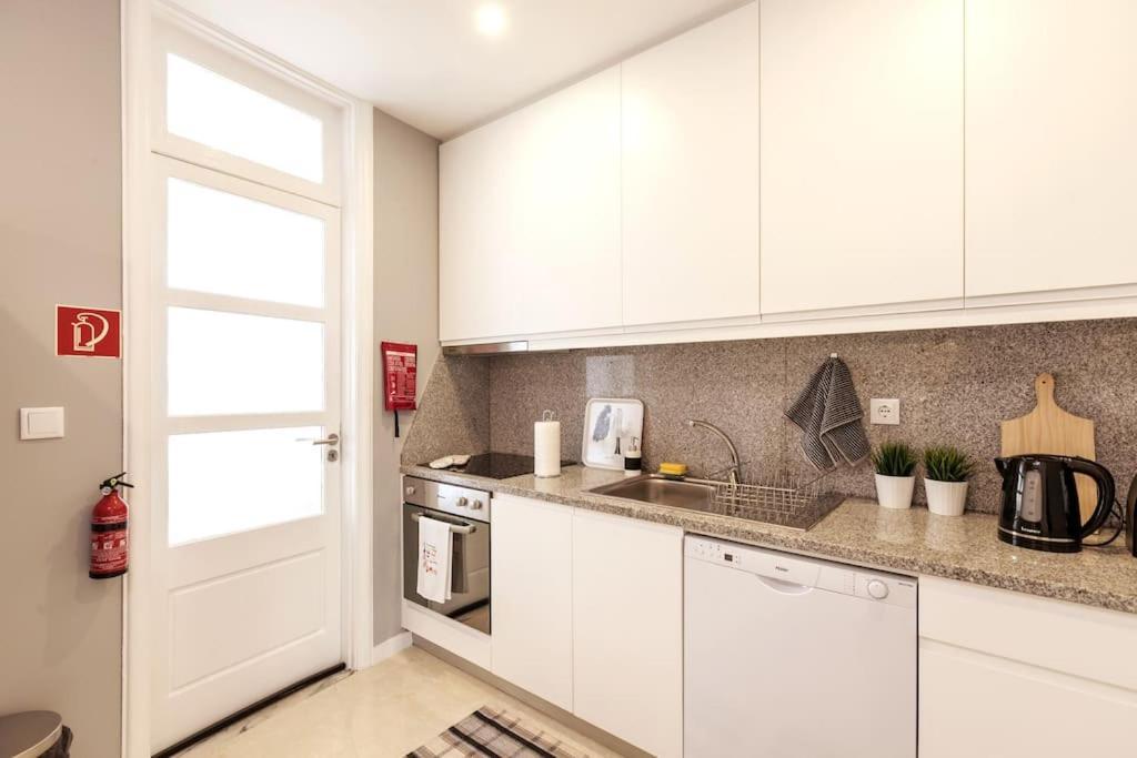 Large And Charming Apt Downtown 3bedrooms