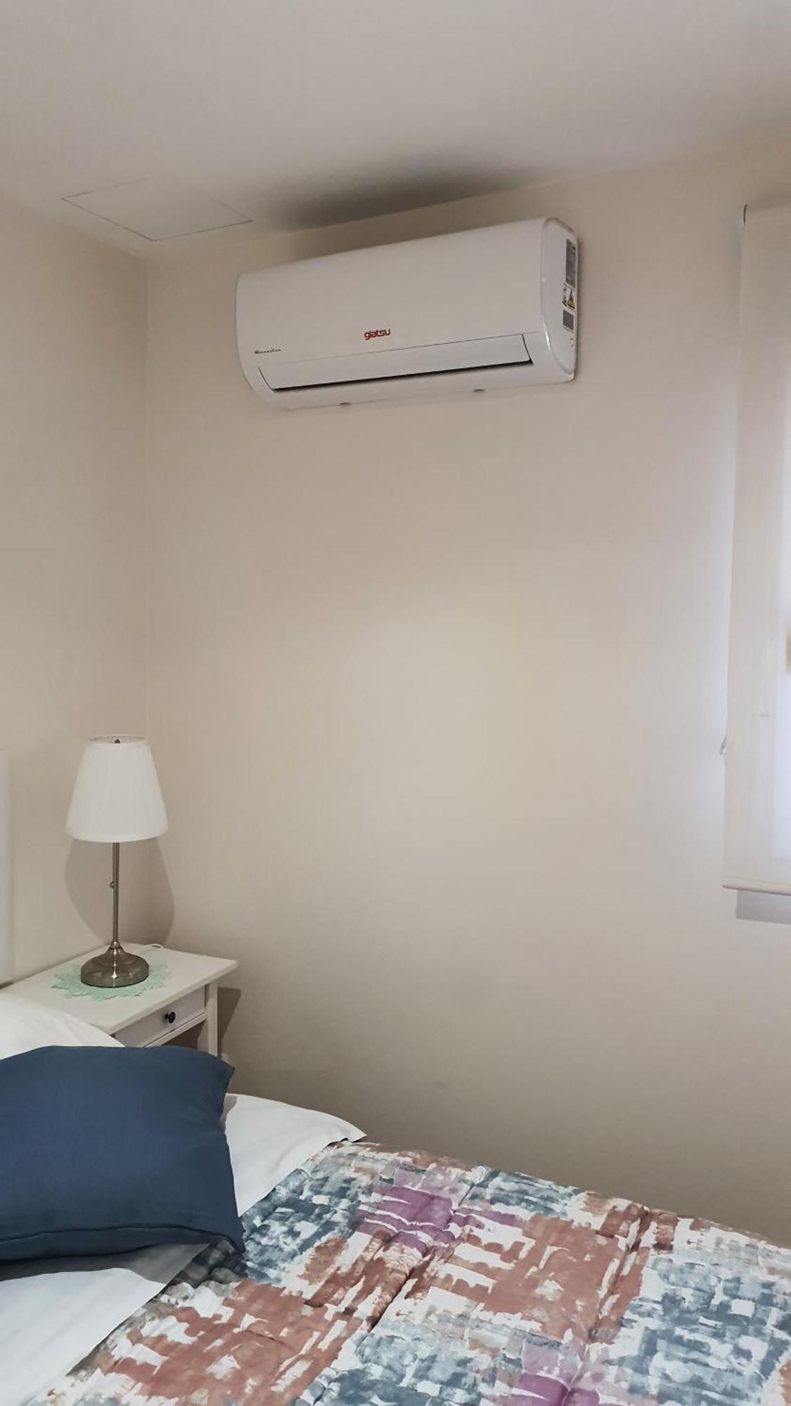 Guest house Bedroom With Private Bathroom In The Center, Next To The Subway *