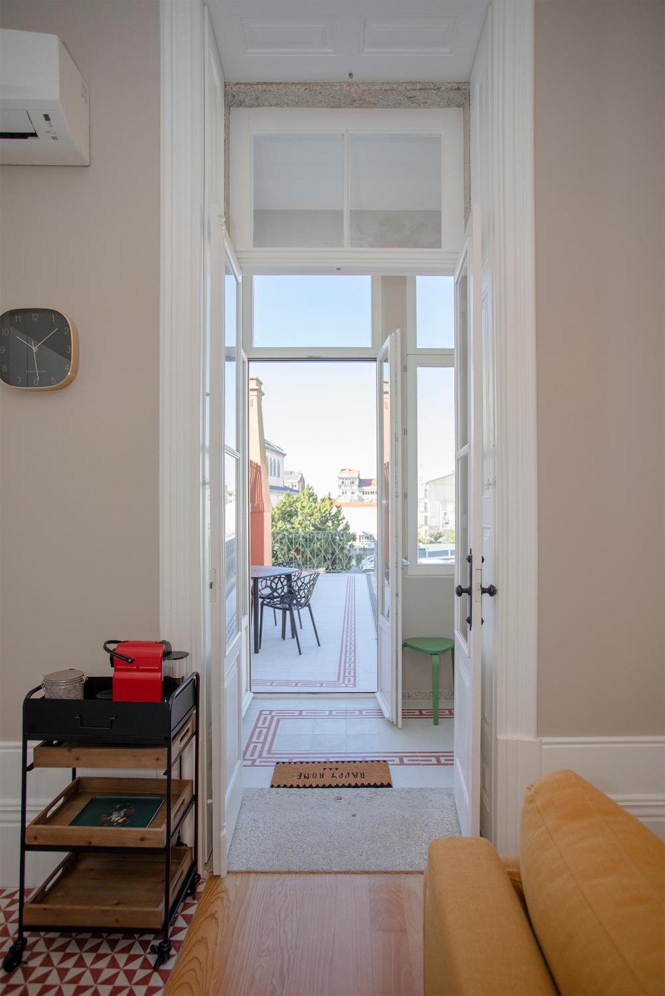 Liiiving In - Balcony Design Apartment *