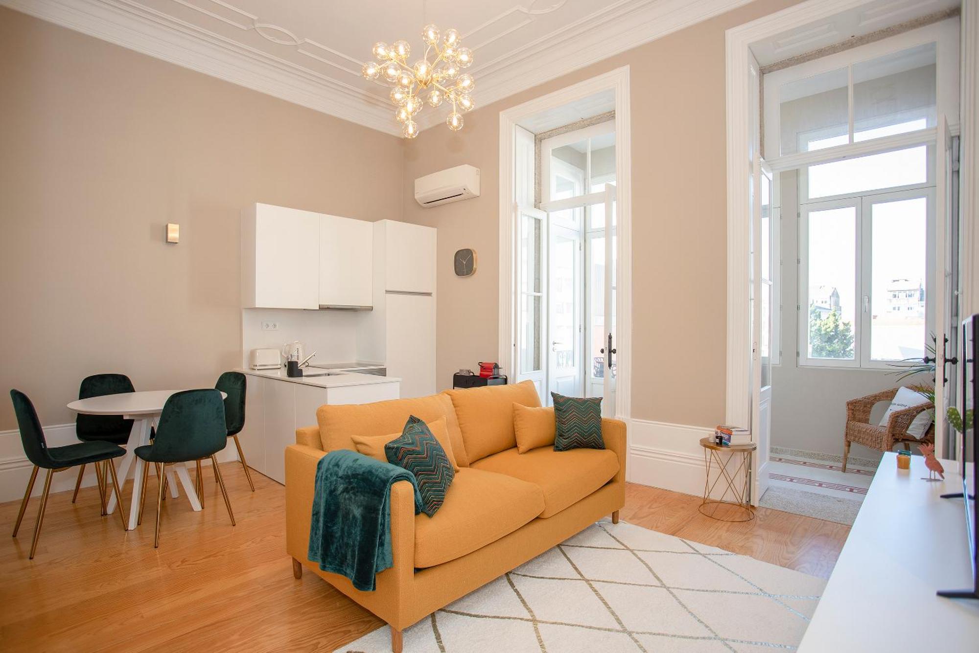 Liiiving In - Balcony Design Apartment *