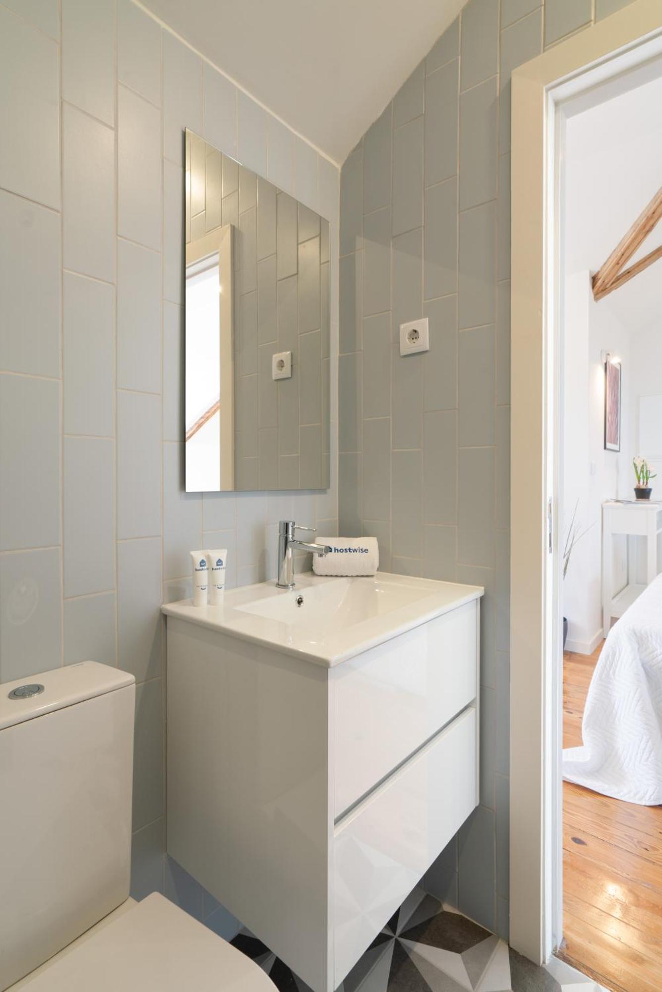 Host Wise - Modern Comfy Flat *