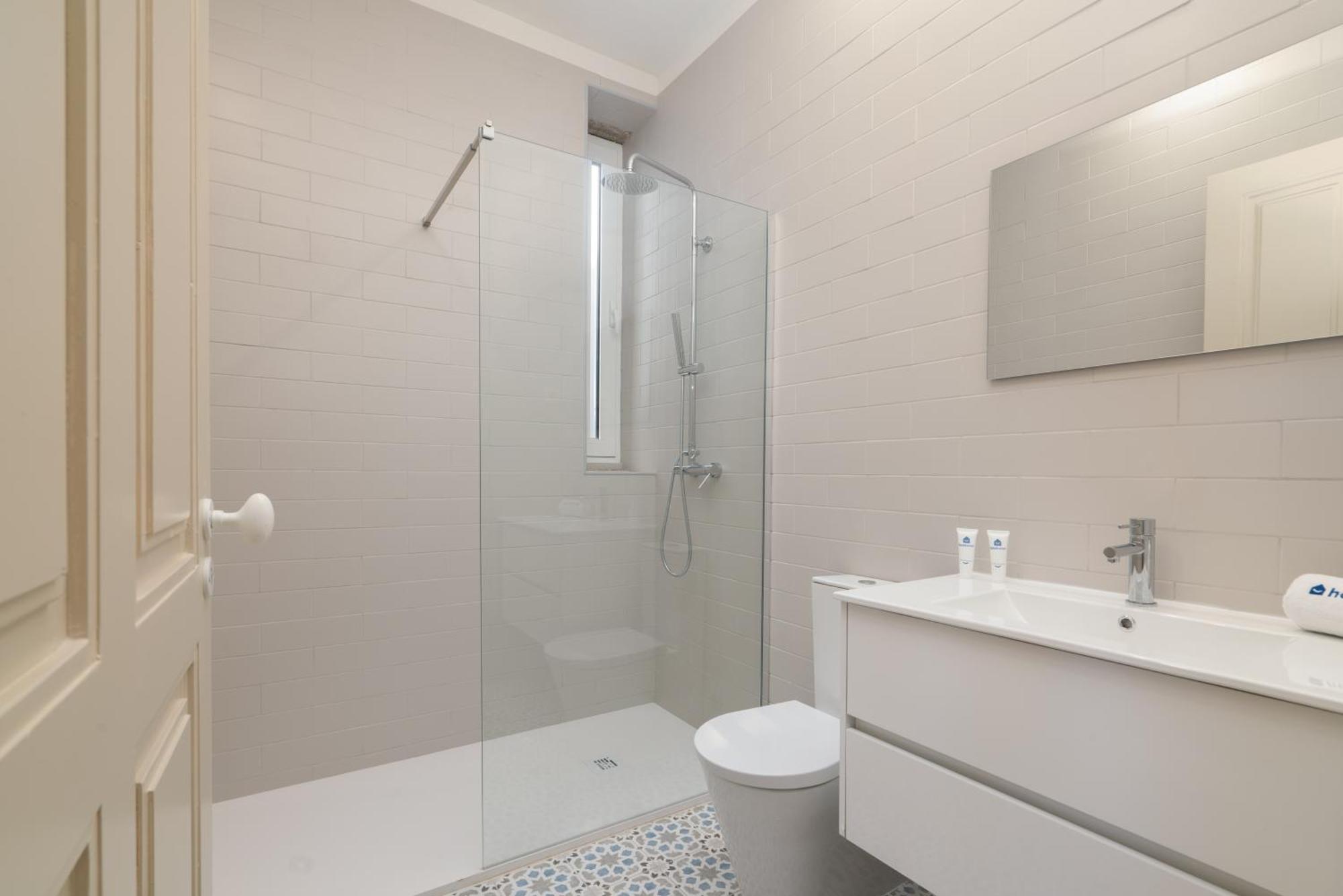 Host Wise - Modern Comfy Flat *
