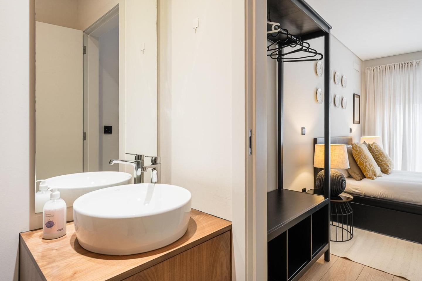 Guestready - Quental Wallpaper Near Marques Square Porto