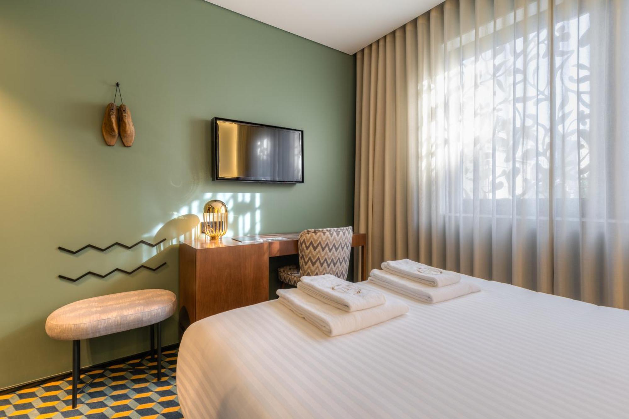Hotel The Convo & 4*
