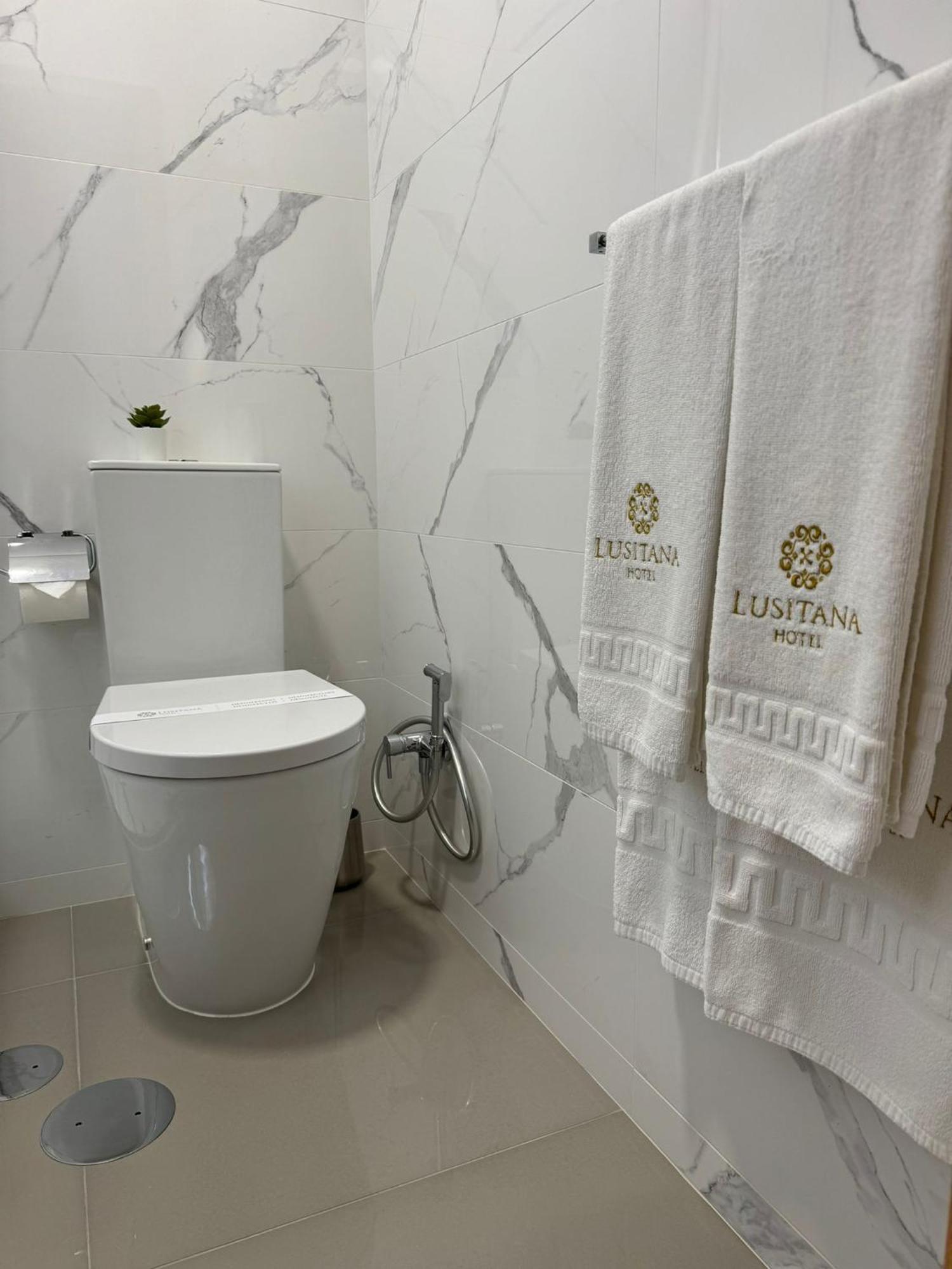 Lusitana Hotel *