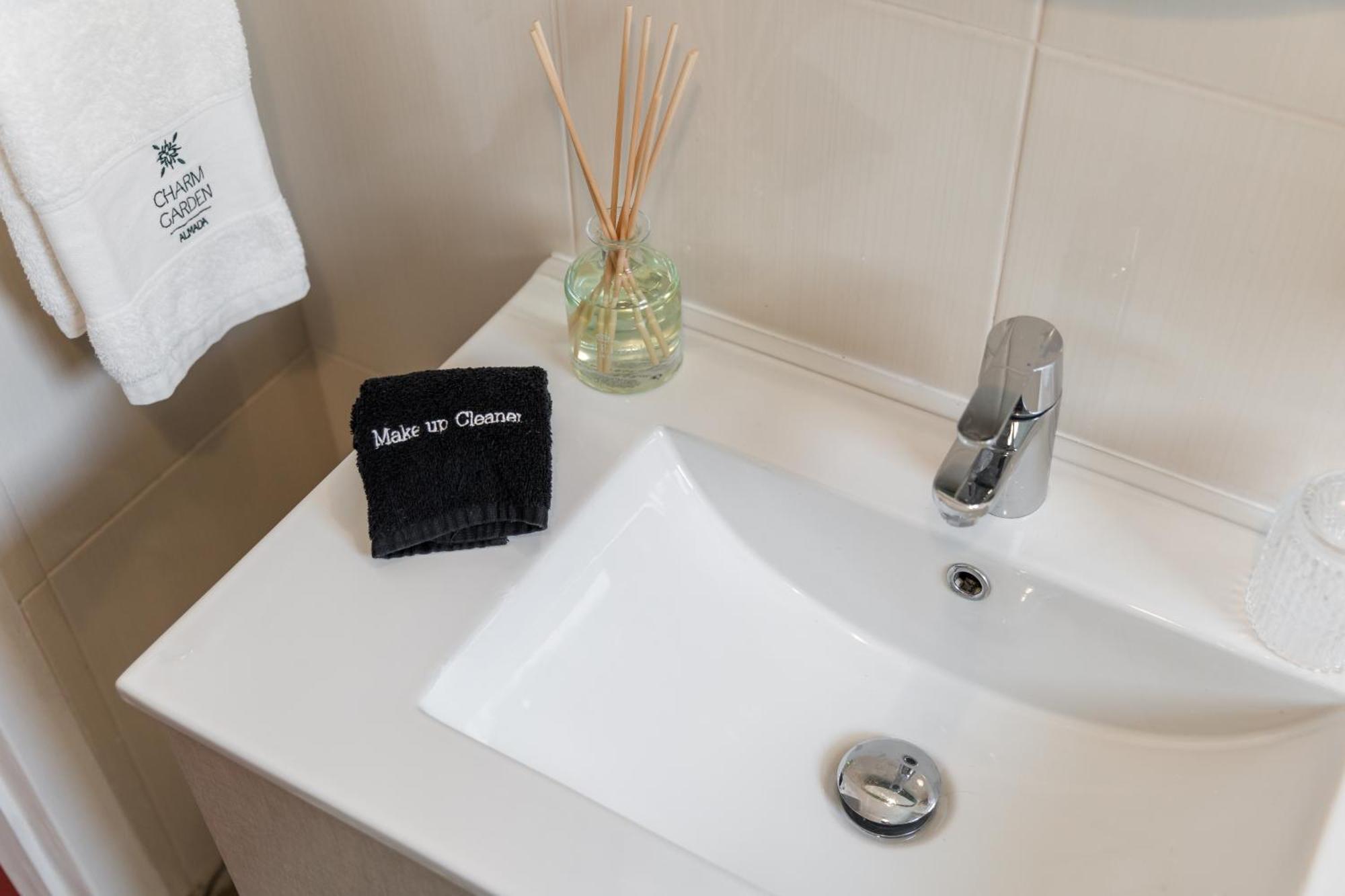 Guest house Almada Charm & *