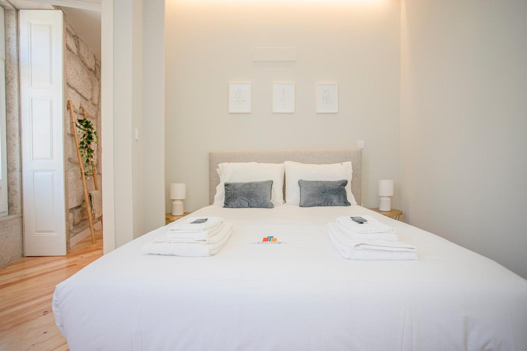 Liiiving In - Aliados Stone Apartment