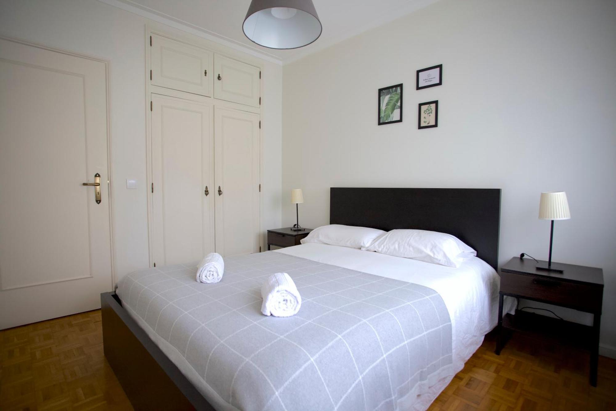 Downtown 3 Bedroom With Balcony - Quiet Street - Family Friendly - Groups *