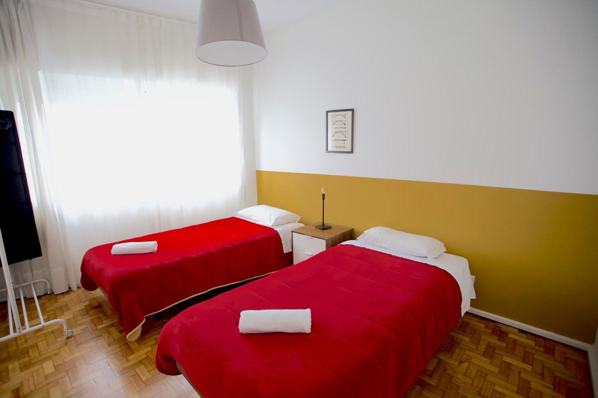 Downtown 3 Bedroom With Balcony - Quiet Street - Family Friendly - Groups Apartment