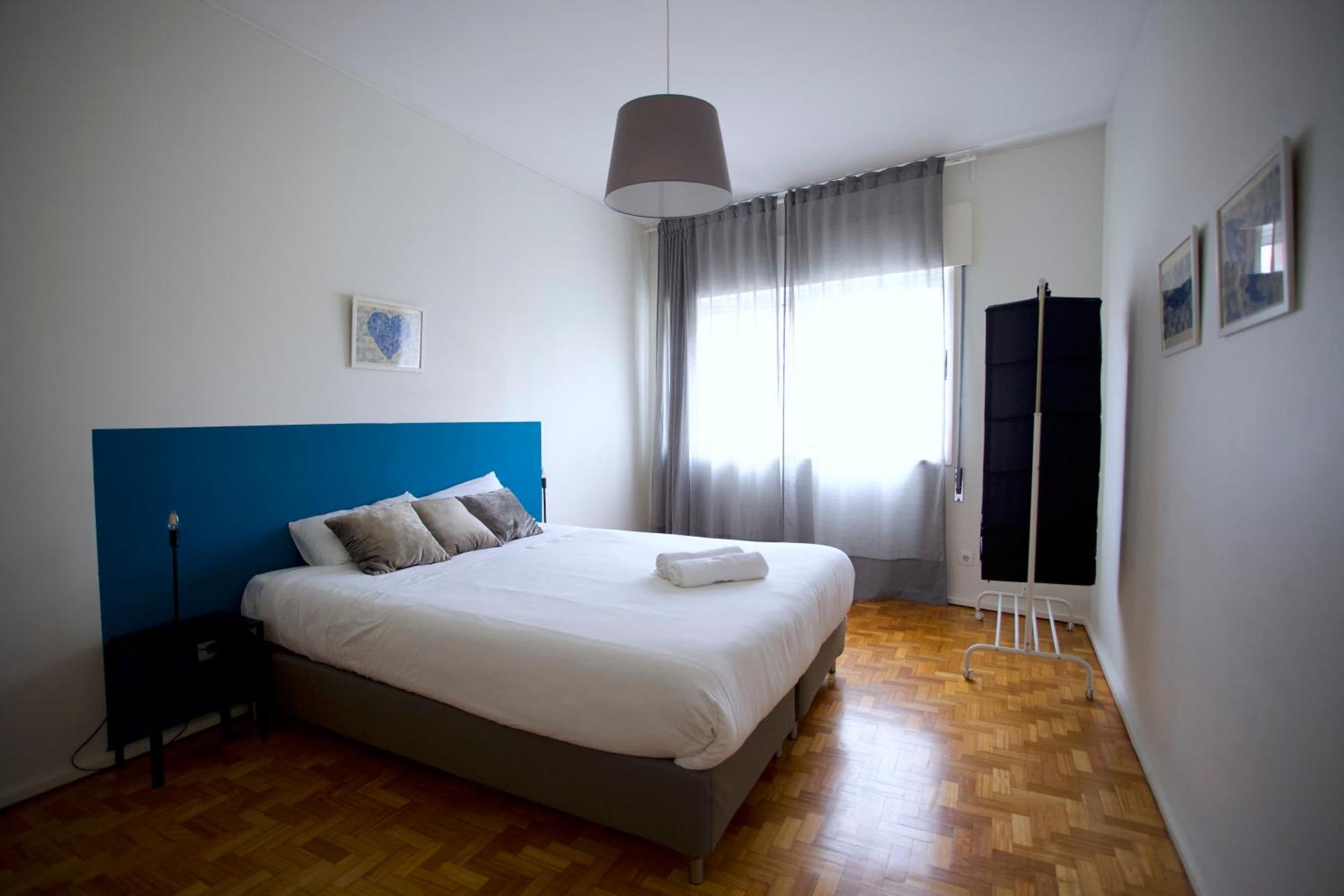 Downtown 3 Bedroom With Balcony - Quiet Street - Family Friendly - Groups *