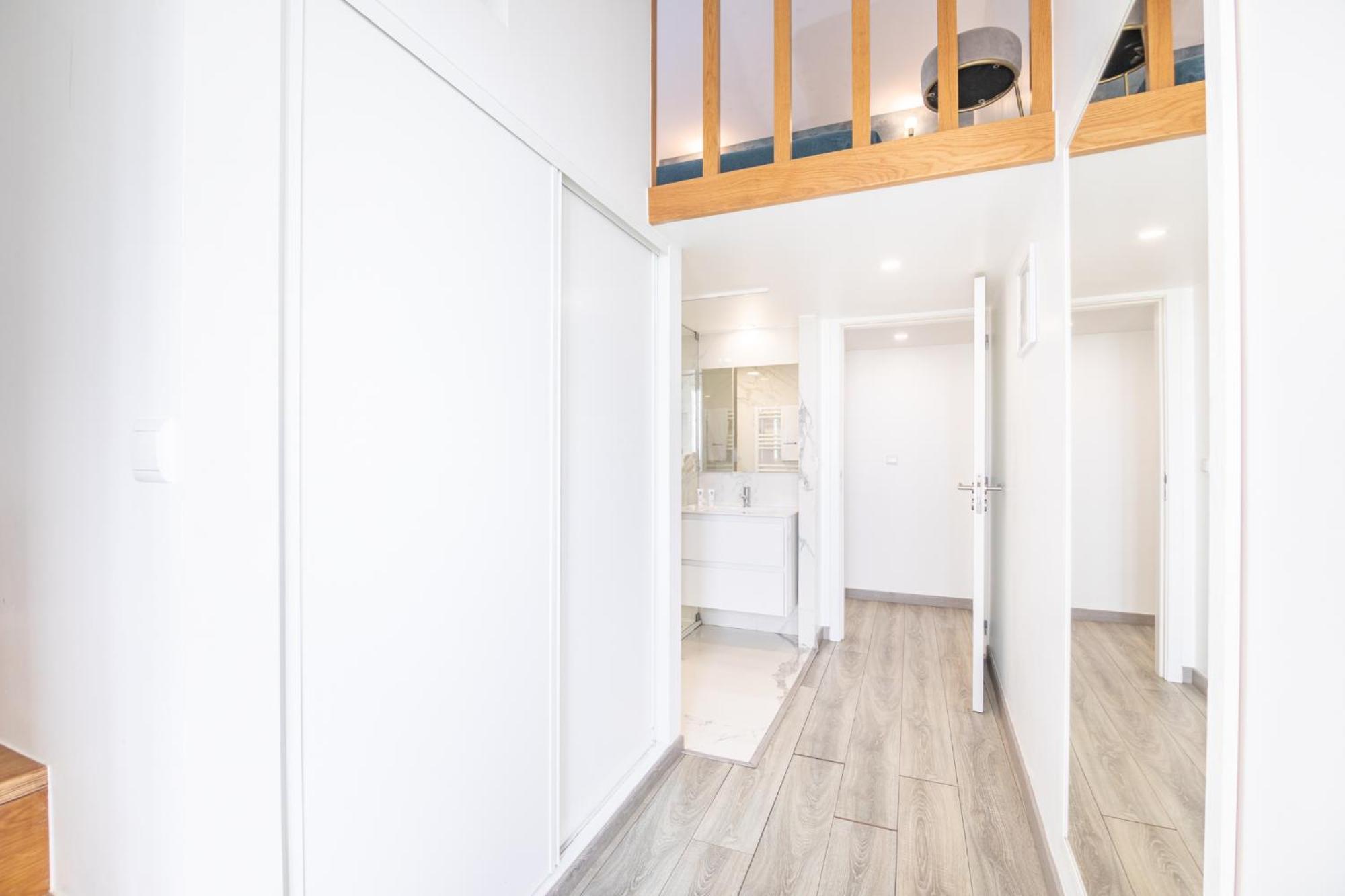 Deluxe Spacious Flats W Mezzanine By Host Wise Apartment