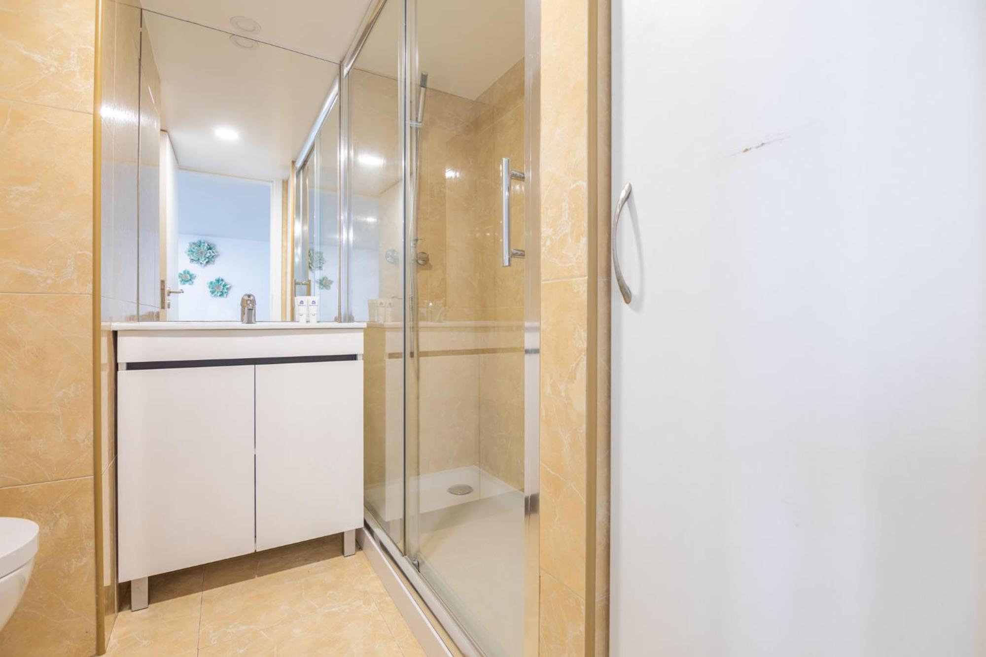 Apartment Deluxe Spacious Flats W Mezzanine By Host Wise