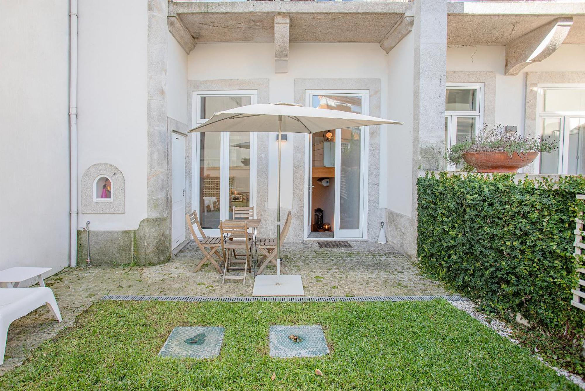 Liiiving In - Garden Light Mezzanine Apartment Porto