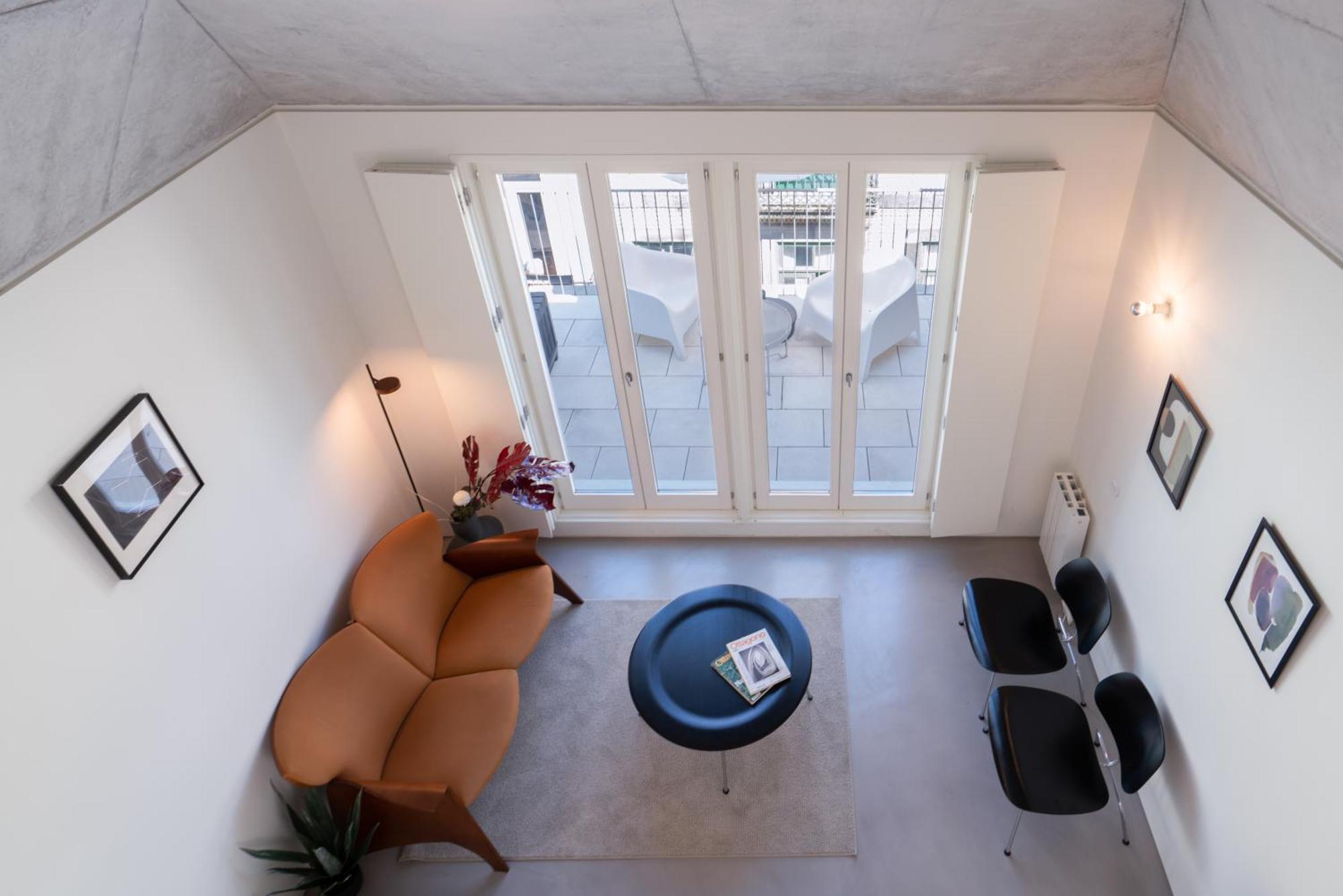 Host Wise - Luxurious Private Flats - Balcony Apartment