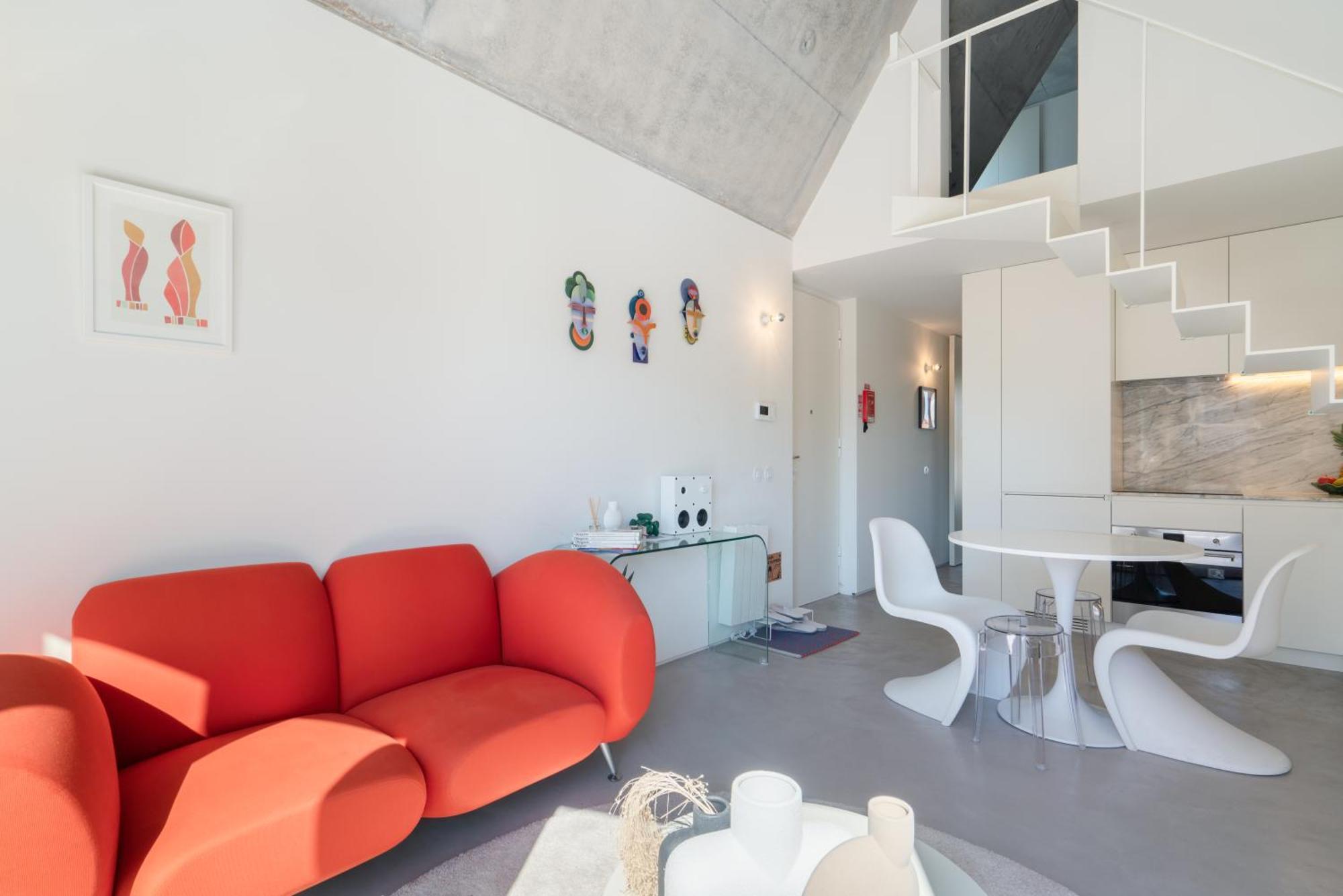 Host Wise - Luxurious Private Flats - Balcony Apartment *
