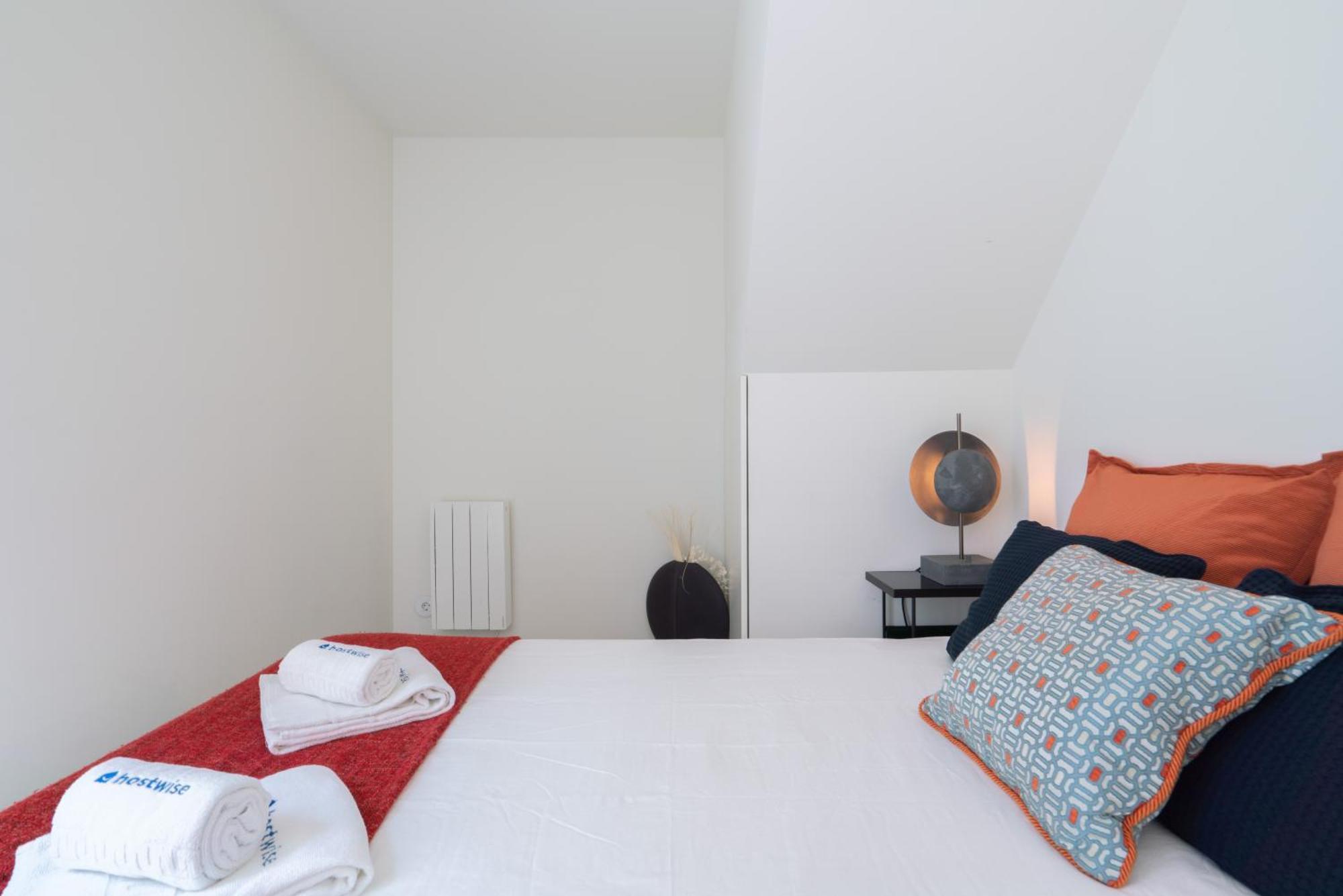 Host Wise - Luxurious Private Flats - Balcony *