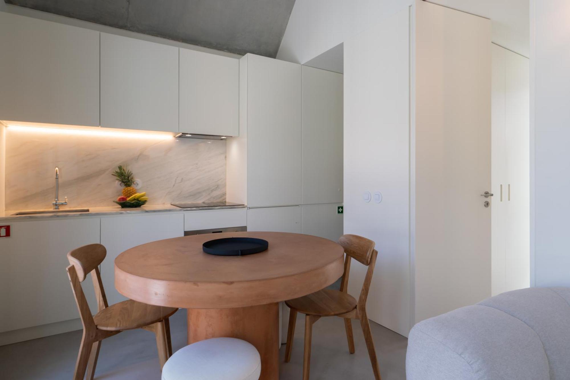 Host Wise - Luxurious Private Flats - Balcony *