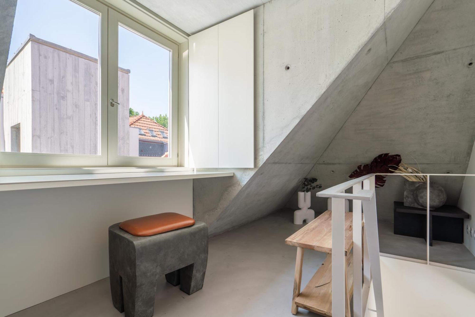 Host Wise - Luxurious Private Flats - Balcony Apartment *