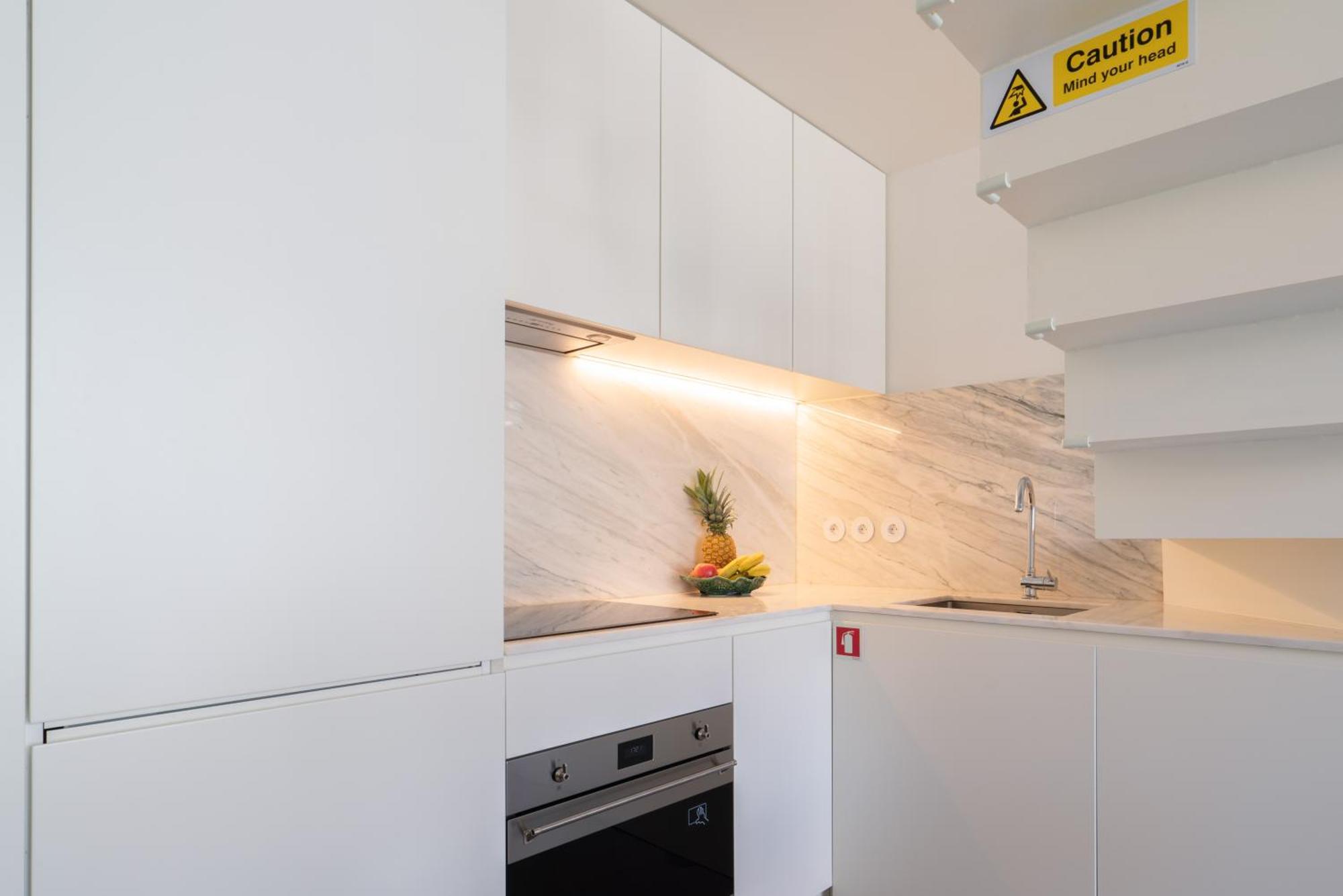 Host Wise - Luxurious Private Flats - Balcony Apartment *