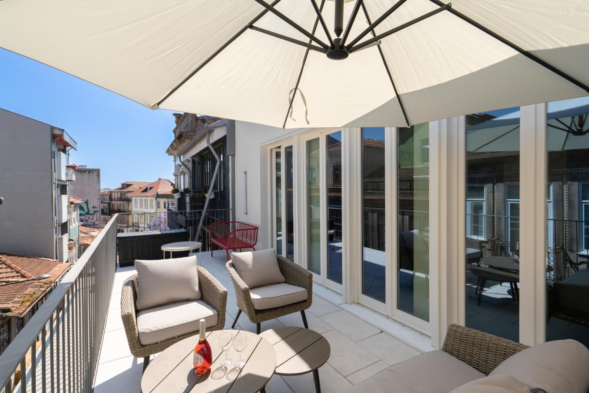 Host Wise - Luxurious Private Flats - Balcony Apartment