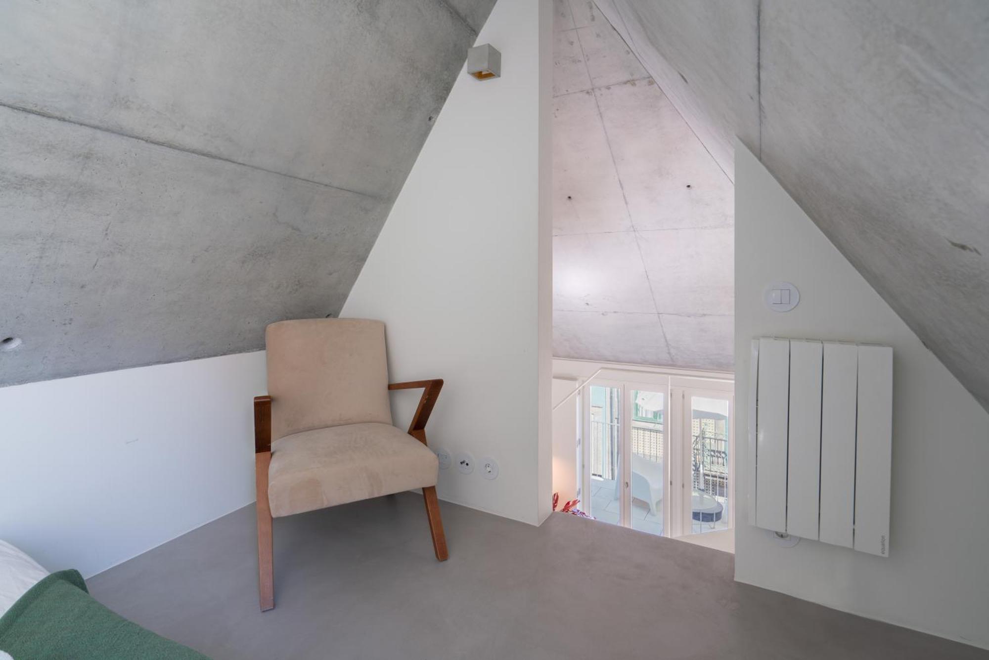 Host Wise - Luxurious Private Flats - Balcony Apartment
