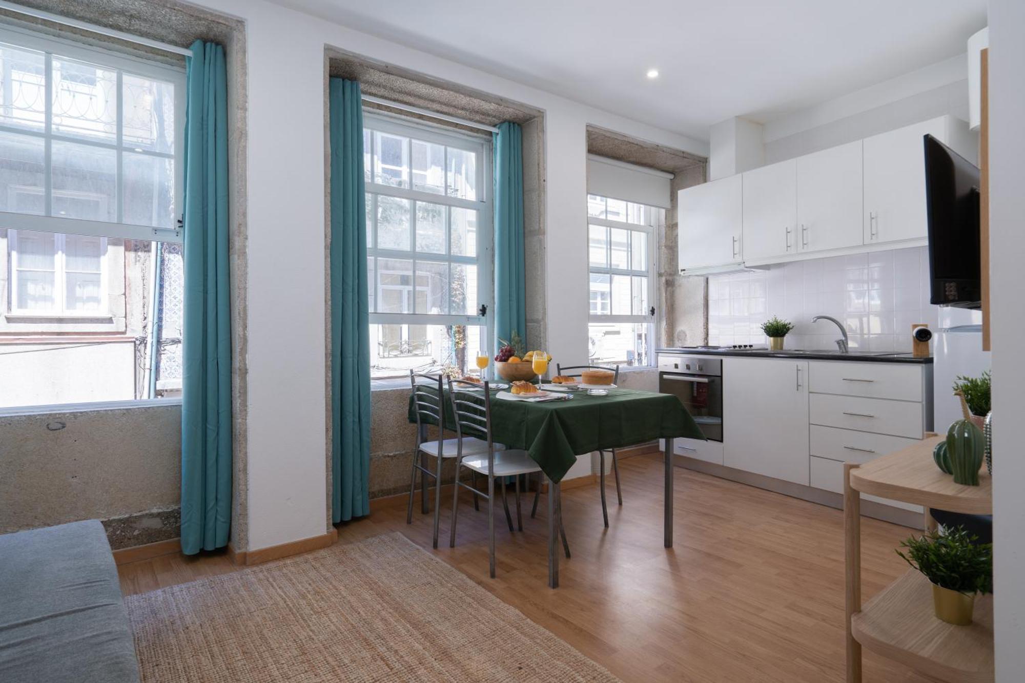 Host Wise - Colorful Fresh Flats - Batalha Apartment *