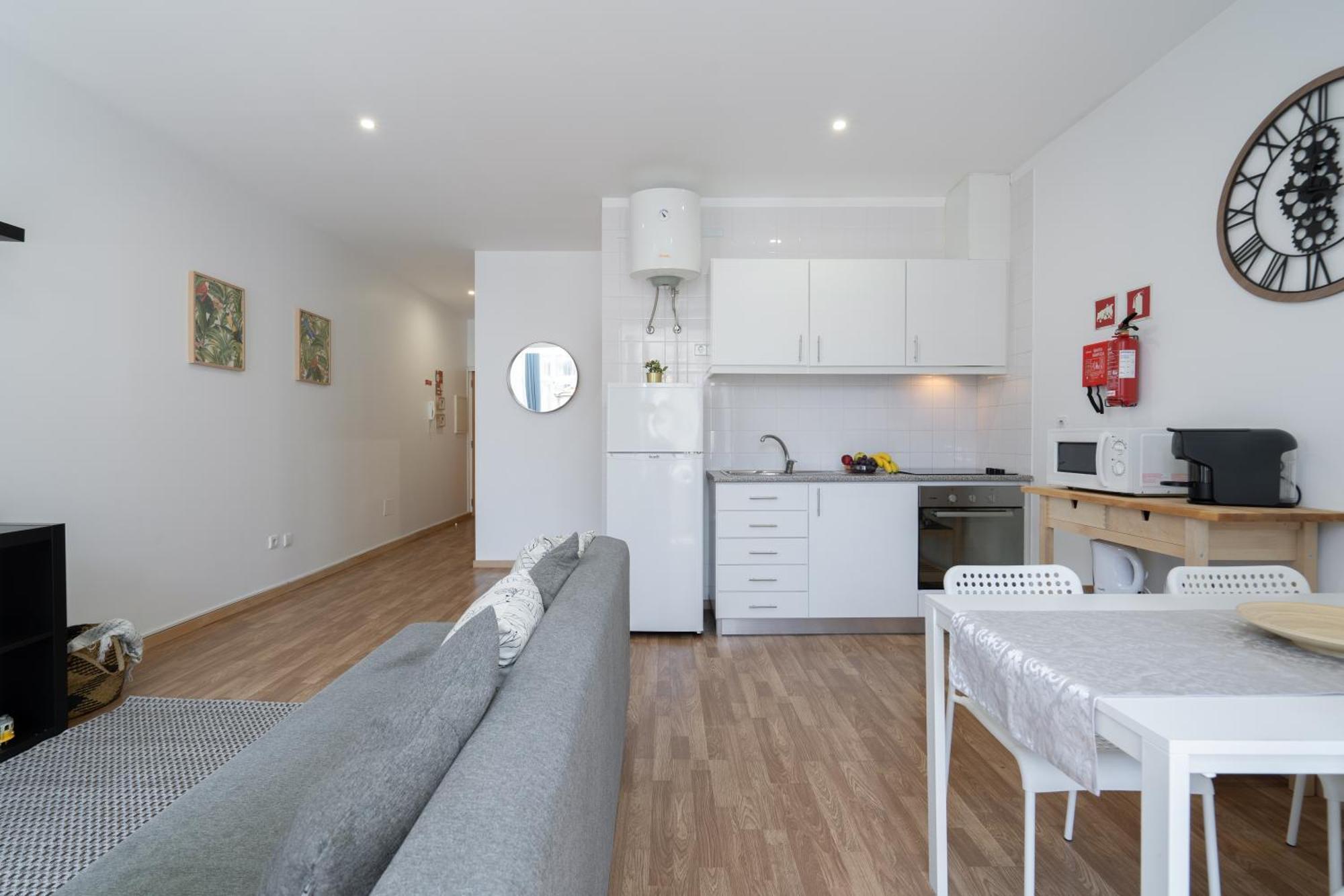 Apartment Host Wise - Colorful Fresh Flats - Batalha Porto