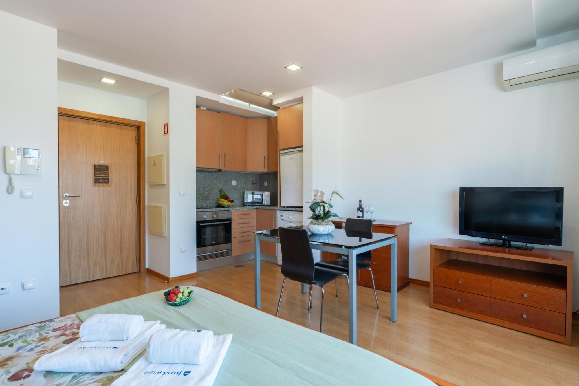 Host Wise - Bright Quiet Flats - Prime Location *