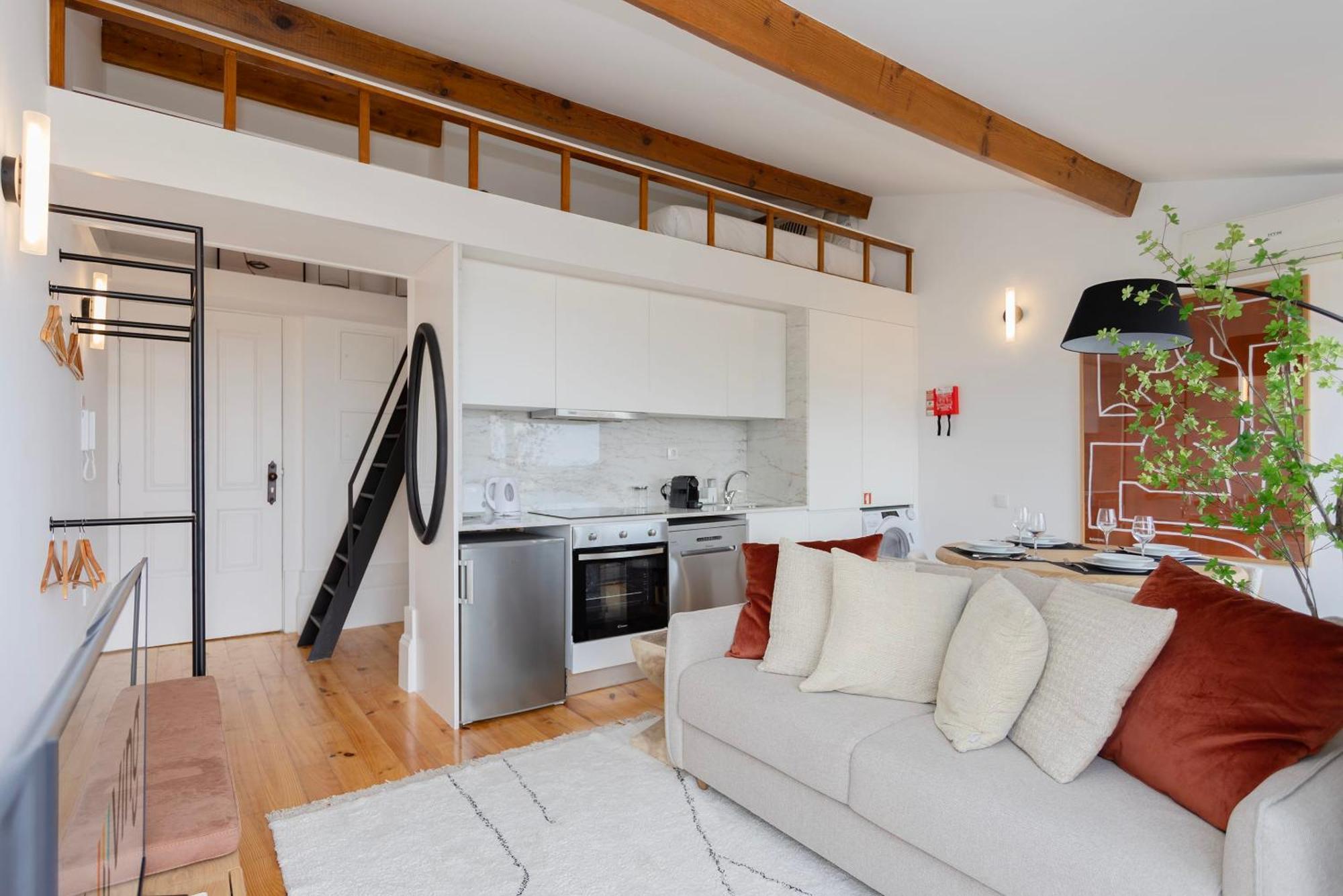 Liiiving In - Mezzanine Delight Balcony Apartment *