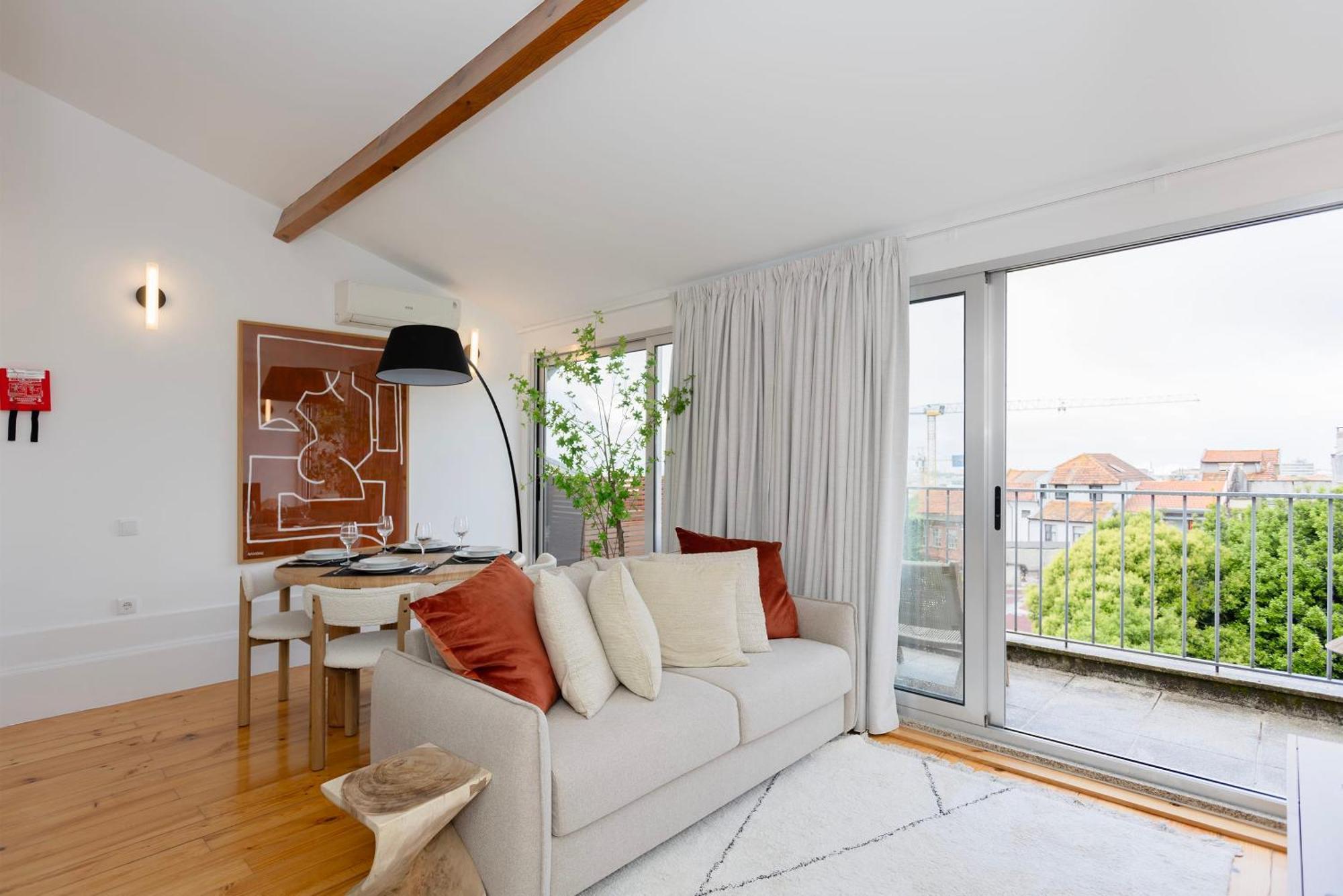 Liiiving In - Mezzanine Delight Balcony *