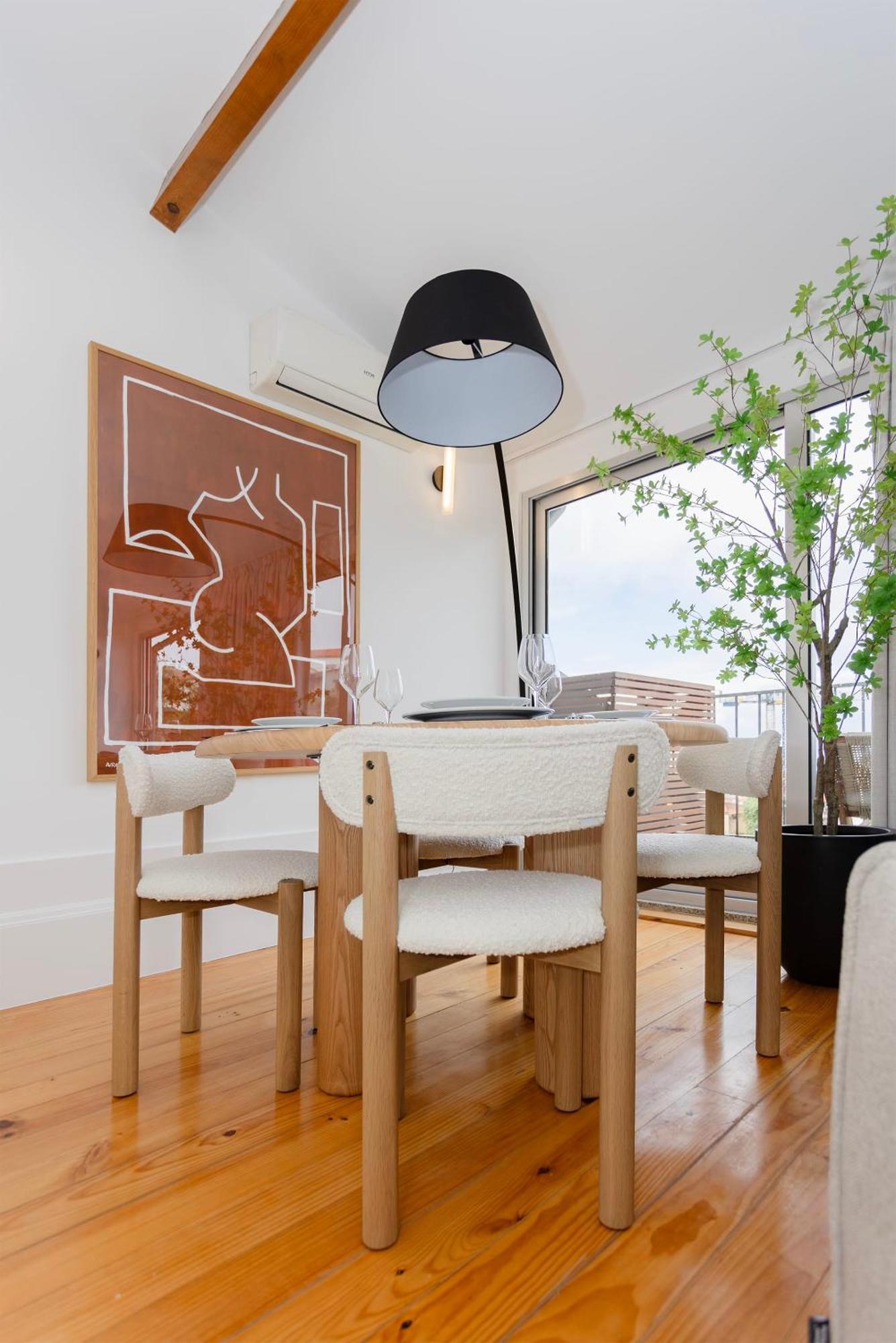 Liiiving In - Mezzanine Delight Balcony *