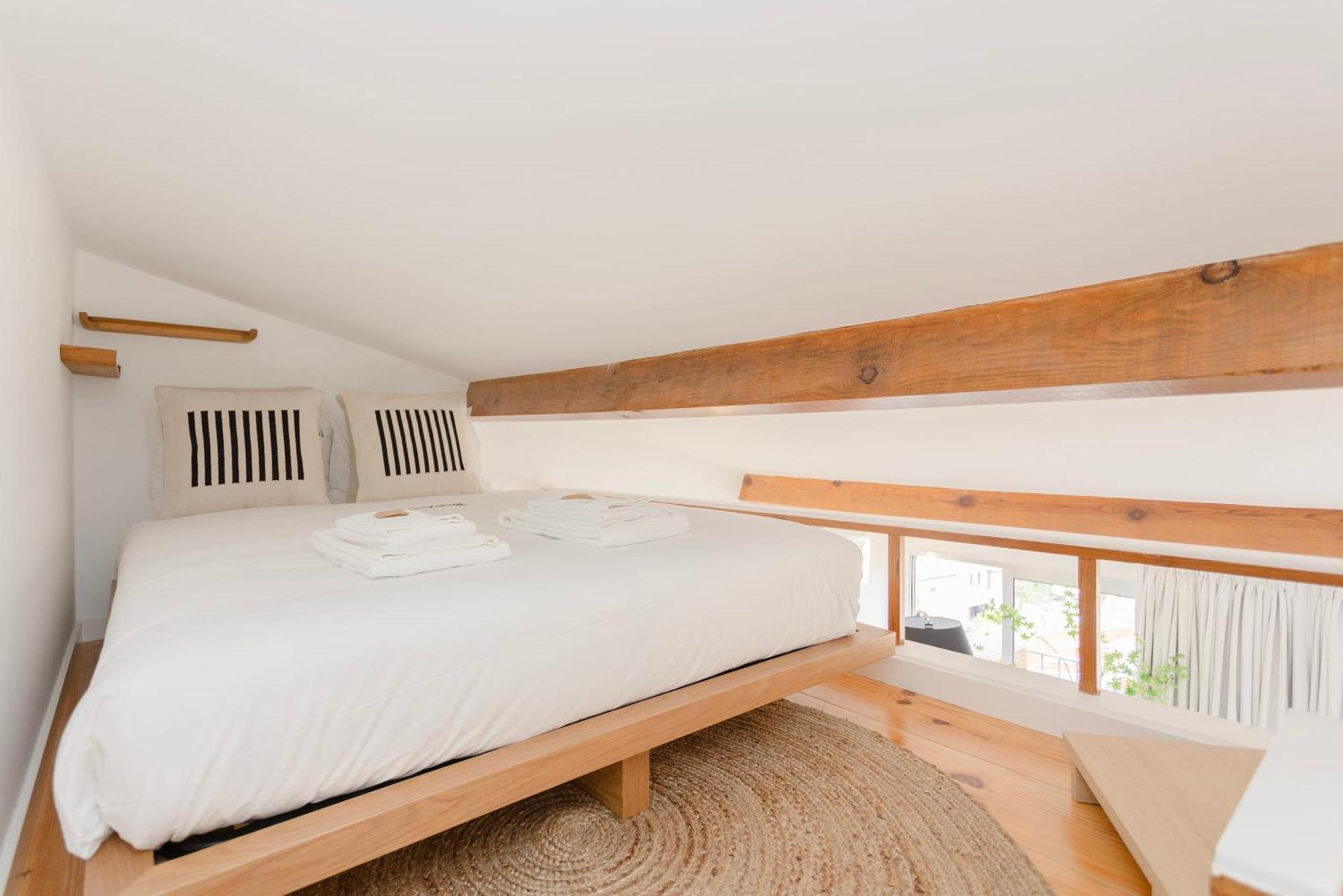 Liiiving In - Mezzanine Delight Balcony