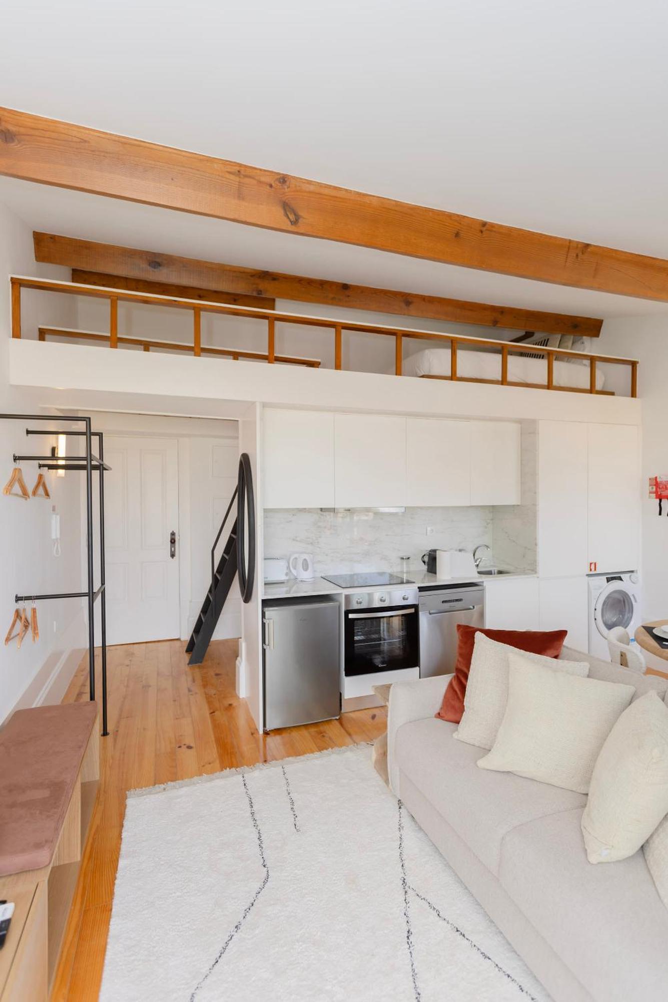 Liiiving In - Mezzanine Delight Balcony Apartment Porto