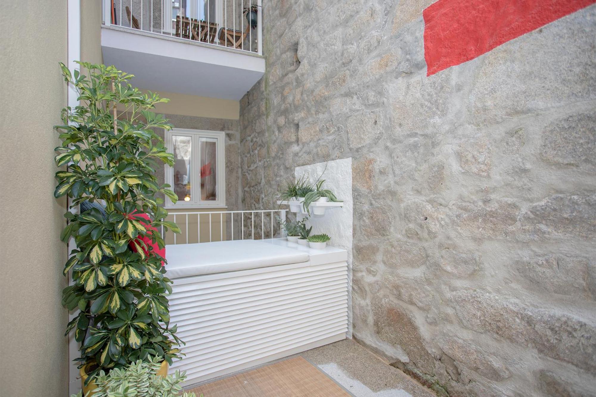 Liiiving In - Clerigos Terrace Apartment *